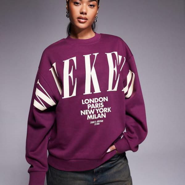 Weekend Collectiveのオーバーサイズスウェット（プラムカラー、スタックロゴ入り） トップス レディー..