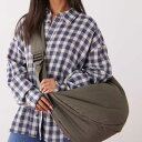 ウィークデイ Weekday カーキ色のウィークデイ用大型パッド入りクロスボディバッグ 鞄 レディース 女性 インポートブランド