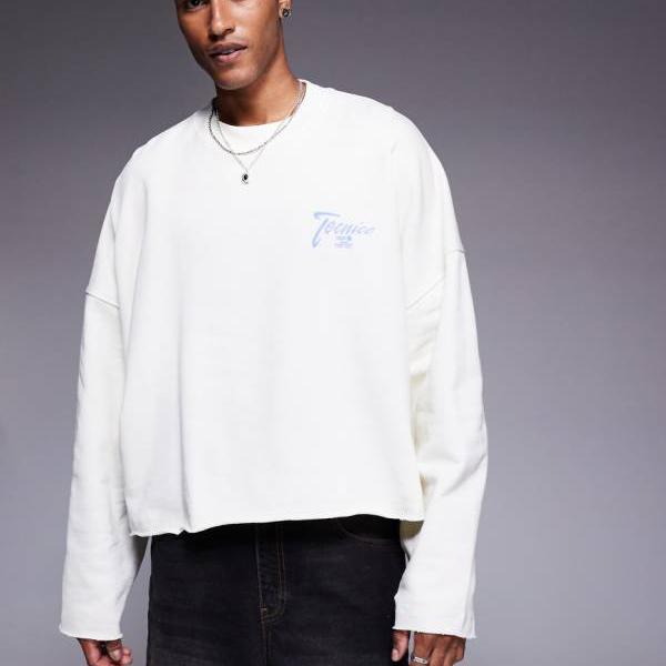 エイソス ASOS asos ASOS DESIGNのオーバーサイズ クロップド スウェットシャツ(裾は切りっぱなし、胸元はプリント入り、ホワイト) トップス メンズ 男性 インポートブランド 小さいサイズから大きいサイズまで
