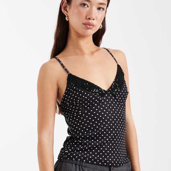 商品説明 ASOS DESIGN sequin trim mesh cami top in black polka dot 【セレクトショップ diva closetとは？!】 オリジナルブランドに力をいれた京都のセレクトショップです。 インポートブランドをセレクトした様々なブランドも取り扱いしております。 Details ・ASOS DESIGNのトップス ・ドット柄 ・Vネック ・固定ストラップ ・スパンコールトリム ・スリムフィット ・モデル身長: 175.5cm / 5' 9''Model is wearing: S - UK 8-10/モデル身長: 175.5cm / 5' 9'' S - UK 8-10 SIZE ▼サイズ表はこちら▼ 納期 ※納期に約10日ほどお時間頂きます。 ※海外発注商品のため土日祝日以外の発注・発送になりますのでご注意くださいませ。 工場がお休みの場合は納期に遅れが出ます。 ご使用日のお決まりの場合は予め備考欄にご記入くださいませ。 返品/交換 ※返品交換は商品到着頃5日以内に弊社までお送り頂いた商品のみ可能 ご返送の際はお客様負担ですが、交換の際の送料は弊社負担となります。 発注後のキャンセル・変更の場合はキャンセル料金がかかりますのでご了承下さいませ。