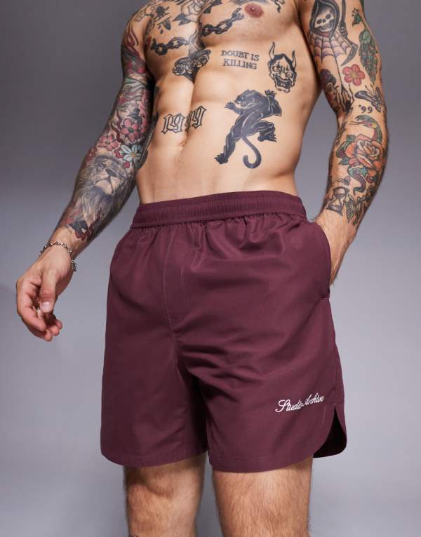 エイソス ASOS asos ASOS DESIGNのミドル丈スイムショーツ（刺繍入り、バーガンディ色） 水着 メンズ 男性 インポートブランド 小さいサイズから大きいサイズまで