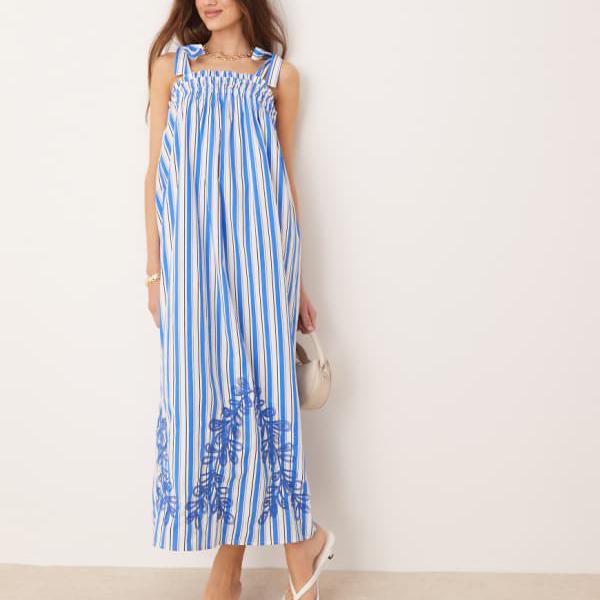 YAS タイショルダー スモック マキシドレス、ブルーストライプのプレミアムフローラル刺繍ディテール ..