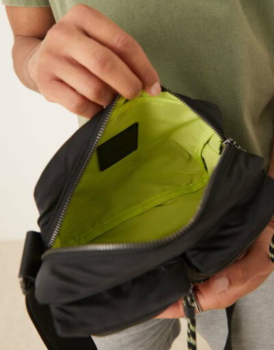 カルバンクラインジーンズ Calvin Klein Jeans カルバン・クライン・ジーンズのユーティリティカメラバッグ(ブラック) パンツ ボトム メンズ 男性 インポートブランド 小さいサイズから大きいサイズまで