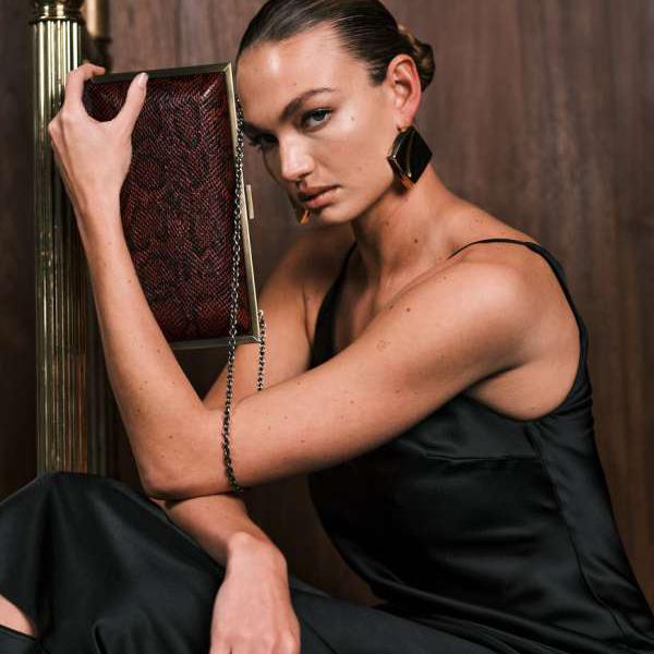 エイソス ASOS asos ASOS DESIGN メタルスクエアフレームクラッチバッグ（トーナルバーガンディスネーク） 鞄 レディース 女性 インポートブランド