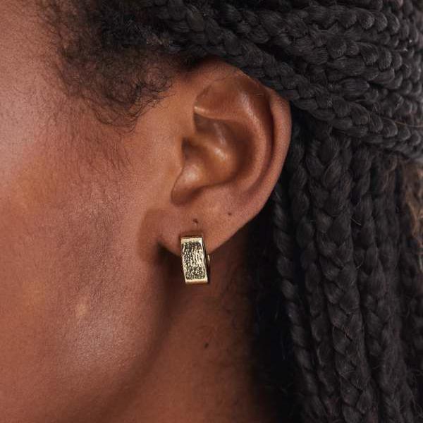 ピーシーズ Pieces 金色のハンマー加工のスクエアフープ アクセサリー レディース 女性 インポートブランド