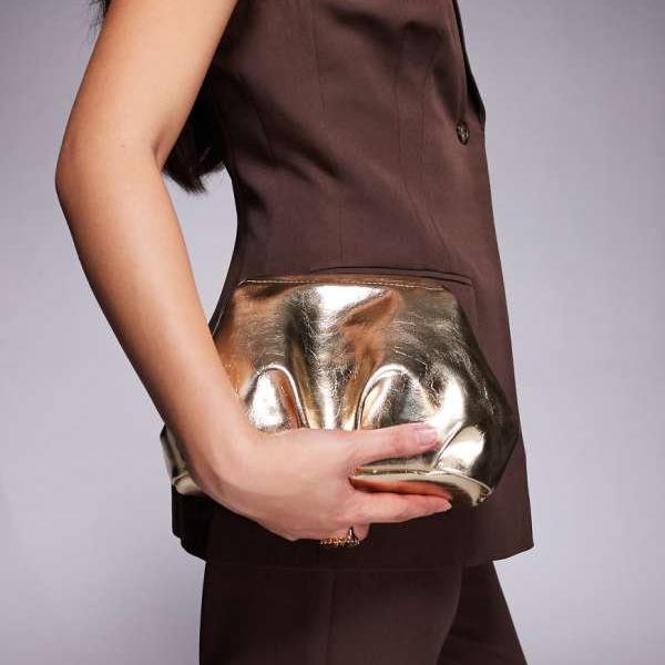 エイソス ASOS asos ASOS DESIGN ソフトフレーム クラッチバッグ（取り外し可能なクロスボディストラップ付き、ゴールド） 鞄 レディース 女性 インポートブランド