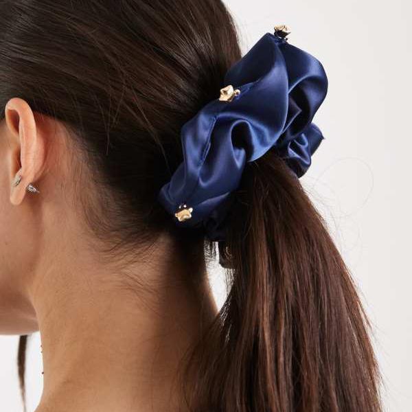 エイソス ASOS asos ASOS DESIGNのネイビーのチャームシュシュ(ゴールドのスターチャーム付き) アクセサリー レディース 女性 インポートブラ...