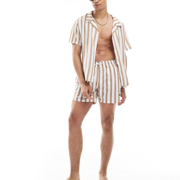 ボスコーデのストライプ柄スイムショーツ（ベージュ＆ホワイト） 水着 メンズ 男性 インポートブランド 小さいサイズから大きいサイズまで