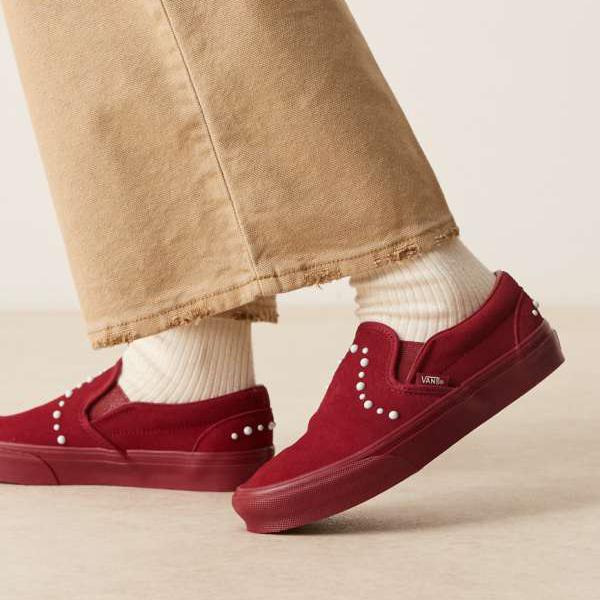 ヴァンズ Vans VANS バンズ パールディテールが施されたトリプルバーガンディのVansクラシックスリップ..