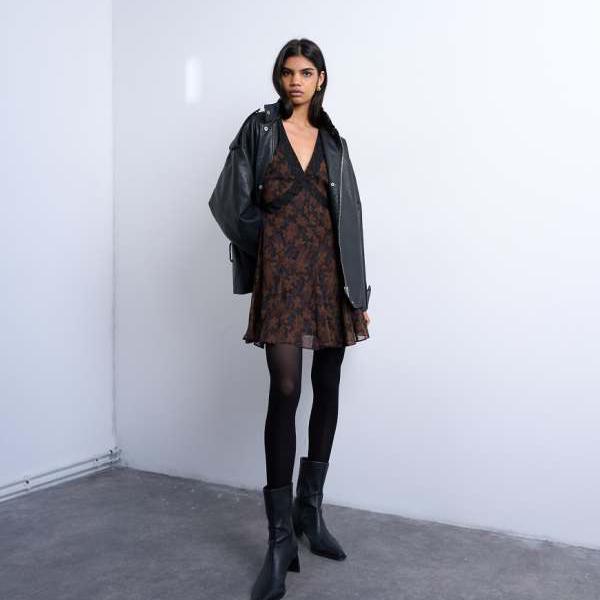 トップショップ Topshop TOPSHOP トップショップのダークベースの花柄の長袖レーストリムミニティード..