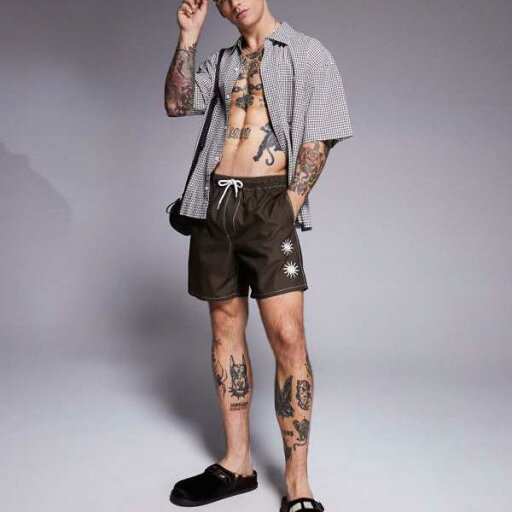 エイソス ASOS asos ASOS DESIGNのミドル丈スイムショーツ(サン刺繍入り、ブラウン) 水着 メンズ 男性 インポートブランド 小さいサイズから大きいサイズまで エイソス ASOS asos ASOS DESIGNのミドル丈スイムショーツ(サン刺繍入り、ブラウン) 水着 メンズ 男性 インポートブランド 小さいサイズから大きいサイズまで