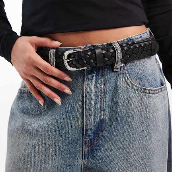 ヴェロモーダ Vero Moda Vero Modaのレザー編みディテールベルト（ブラック、シルバーバックル付き） ..