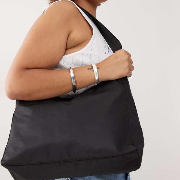 ウィークデイ Weekday ウィークデイキャリー 特大ショルダーバッグ（ブラック） 鞄 レディース 女性 インポートブランドのサムネイル