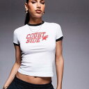 コートサイドロゴディテール、コントラストシーム、ベビーTシャツ(ホワイト) トップス レディース 女性 インポートブランド 小さいサイズから大きいサイズまで