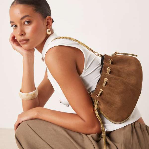 エイソス ASOS asos ASOS DESIGN フェイクスエード ショルダーバッグ（ブラウン）コントラストスネークストラップ付き 鞄 レディース 女性 インポートブランド(4)