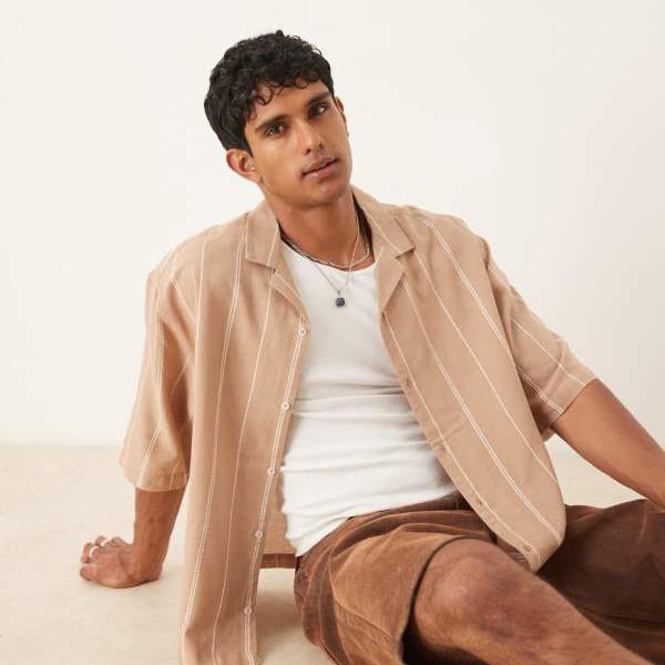 商品説明 ASOS DESIGN boxy oversized revere textured shirt in stone and white stripe 【セレクトショップ diva closetとは？!】 オリジナルブランドに力をいれた京都のセレクトショップです。 インポートブランドをセレクトした様々なブランドも取り扱いしております。 Details ・ASOS DESIGNのシャツ ・ストライプデザイン ・リバーシブルカラー ・ボタン留めプラケット ・半袖 ・オーバーサイズフィット ・モデル身長: 186.5cmModel is wearing: M - Chest 40/モデル身長: 186.5cm M - Chest 40 SIZE ▼サイズ表はこちら▼ 納期 ※納期に約10日ほどお時間頂きます。 ※海外発注商品のため土日祝日以外の発注・発送になりますのでご注意くださいませ。 工場がお休みの場合は納期に遅れが出ます。 ご使用日のお決まりの場合は予め備考欄にご記入くださいませ。 返品/交換 ※返品交換は商品到着頃5日以内に弊社までお送り頂いた商品のみ可能 ご返送の際はお客様負担ですが、交換の際の送料は弊社負担となります。 発注後のキャンセル・変更の場合はキャンセル料金がかかりますのでご了承下さいませ。