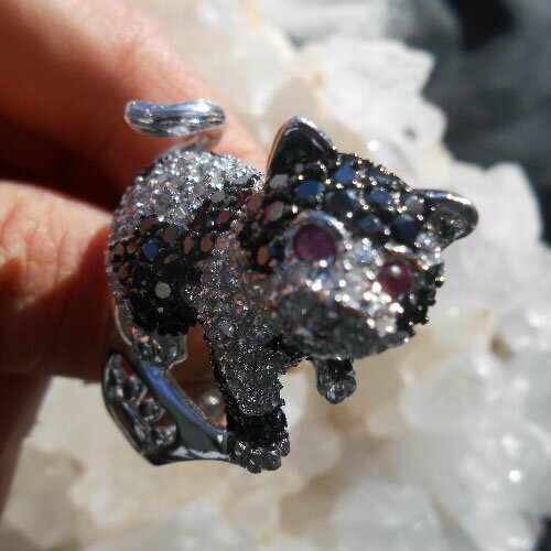 楽天天使の石DivineAngelPlace子猫指輪 ルビーの目をしたかわいいキャットリング ピュアスターリングシルバー（ロジウム加工）ジルコニア（キュービックジルコン）ステートメントリング アニマルジュエリー 動物 ギフト アクセサリー