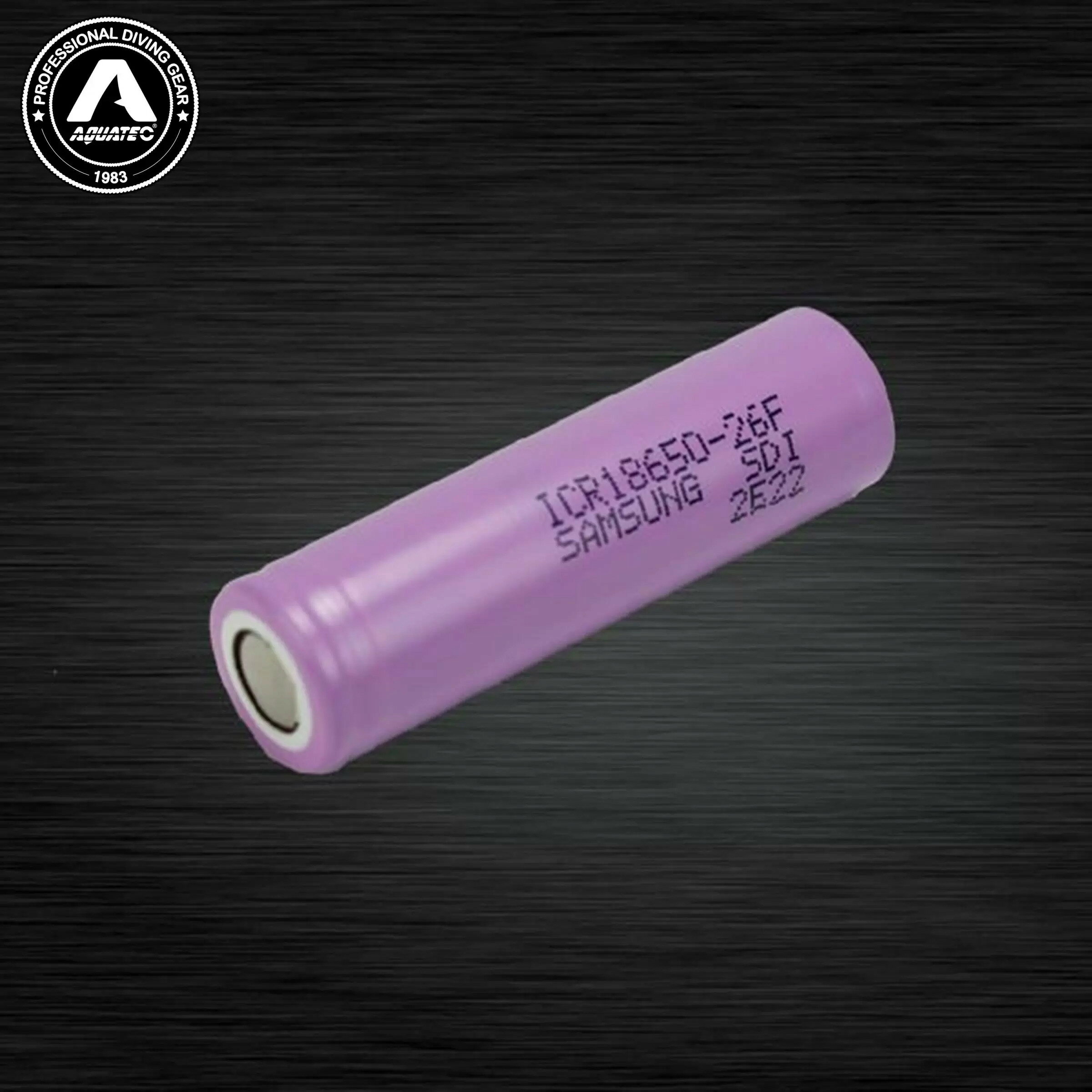 AQUATEC（アクアテック）のBTY-18650は、Samsung製18650リチウムイオン充電池です。 電圧3.7V、容量2600mAhの充電式バッテリーで、ダイビングライトなどの電源として使用できます。 自己放電が少なく、安定した電力供給が特長。繰り返し充電して使用できるため、ダイビングライトの交換用・予備用バッテリーとしてもおすすめです。 商品の特徴 Samsung製18650バッテリー：Samsung製の充電式リチウムイオン電池を採用。 2600mAhのバッテリー容量：電圧3.7V、容量2600mAh。 低自己放電：保管中の自然放電が少ない特性を備えています。 繰り返し充電可能：対応する充電器を使用して繰り返し充電できます。 ダイビングライト用：対応するAQUATEC製ライトの交換用・予備用電池に。 対応充電器：AQUATEC CGR-18650（18650バッテリー充電器） ※ご購入前に、使用するライトの対応電池規格・電圧・サイズをご確認ください。 ※18650規格の電池でも、機器によって使用できない場合があります。 ※充電には対応するリチウムイオン電池用充電器をご使用ください。 ※ショート・分解・加熱・火中への投入はしないでください。 ※バッテリー単体は防水製品ではありません。水濡れや湿気にご注意ください。
