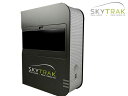 ゴルフ科学に基づき最先端の技術で開発された ゴルフ用弾道測定機「SkyTrak」商品仕様 ニッポンのゴルファーに世界基準のデータ分析を！ &nbsp; ゴルフ科学に基づき、最先端の革新的な技術で開発されたローンチモニター「SkyTrak」は、従来品に比べ、簡単設置と圧倒的な低価格化を実現し、国内のゴルファーに世界基準のデータを提供する最強のゴルフ用弾道測定機です。 &nbsp; ●スイング軌道や球筋を客観的にわかりやすくデータ化して分析 ●電源ON&#12316;設定完了まで約30秒のスピード＆かんたんセットアップ！ ●バッグに収納できる小型軽量タイプなので、どこでも持ち運び便利 ●フル充電で約5時間も使用可能な大容量充電式バッテリーを内蔵 ●タブレットの画面をタップするだけなので誰でもかんたん操作！ ●右打ちだけでなく、左打ちにもワンタッチ操作の切替で対応が可能！ &nbsp; 迫力ある3Dバーチャル画像は、まるで実際にゴルフコースで練習しているような開放感が味わえます。また、セッションヒストリー内蔵で弾道データの分析も可能となっており、ご自身のスキルアップやクラブフィッティングの貴重なデータとしてご利用頂けます。 SkyTrakが実測している飛びの3大要素「ボールスピード」「打出角度」「バックスピン」はもちろん、打球の弾道解析に必要なデータは、この画面を見るだけで一目瞭然です。まるで高級スポーツカーのインパネのような、クールで洗練されたデザインのインターフェイスです。 ユーザー登録をすることで、ご自身の練習履歴や使用クラブのデータの管理が可能です。またセッションセッティングにより、練習場でのカメラアングルや左打ちへの切り替えもなどもワンタッチでできるので、良き練習アシスタントとして活躍してくれること間違いなしです！ 仲間と楽しく、そして一人でも飽きずに練習できるようにチャレンジモードも搭載しました。10Y&#12316;300Yまで設定可能な「ニアピン」、的の大きさを選べる「ターゲット」、競技のように横幅が選択可能な「ドラコン」と3種類のゲームで貴方のスキルアップを応援します！