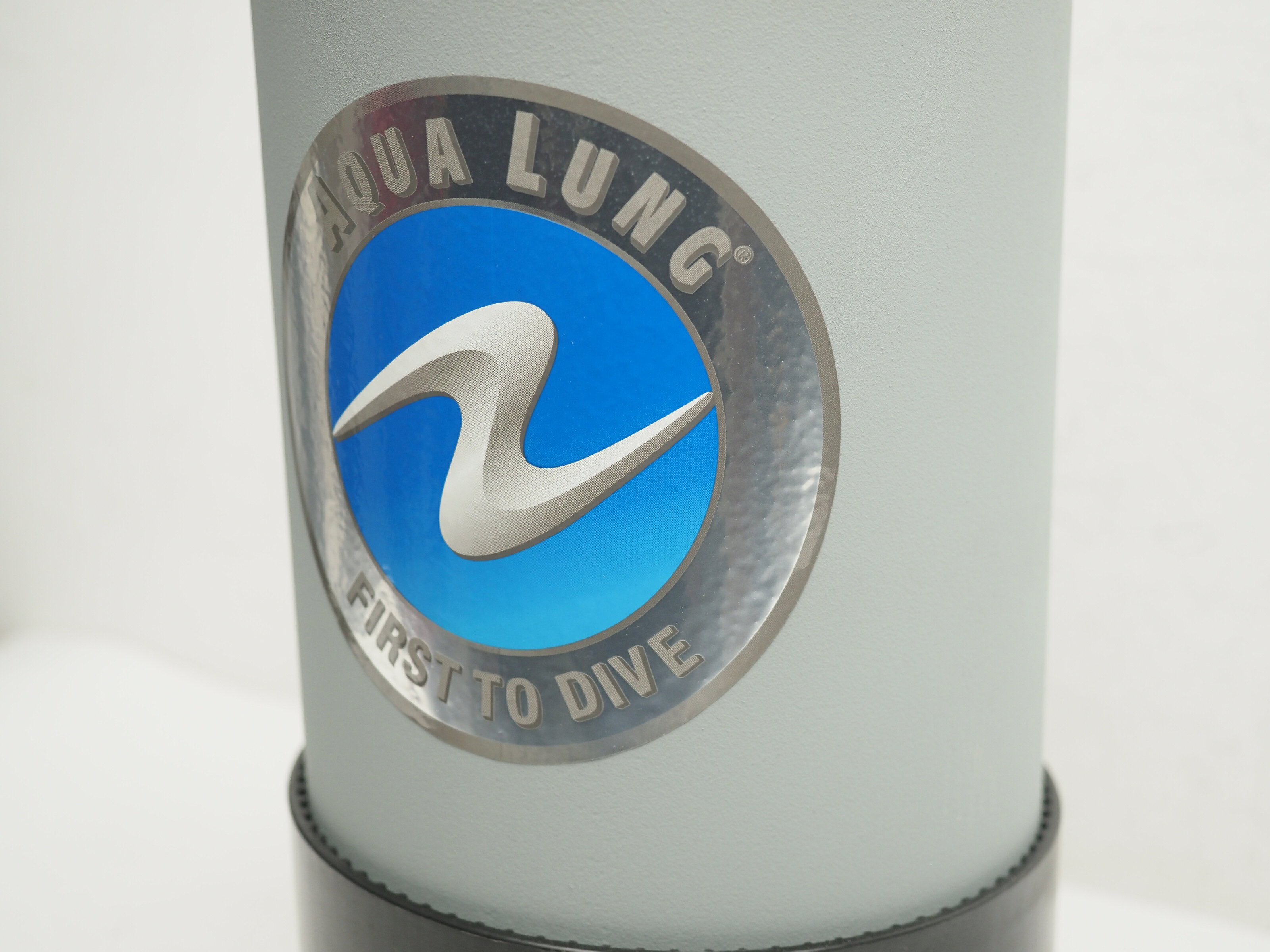 街のダイビング屋さん 楽天市場店の新品 AQUALANG アクアラング 10L メタリコンタンク 200気圧 19.6Mpa K2バルブつき ダイビング ボンベ シリンダー [011230] ※北海道、沖縄、離島は、別途送料｜アングル3