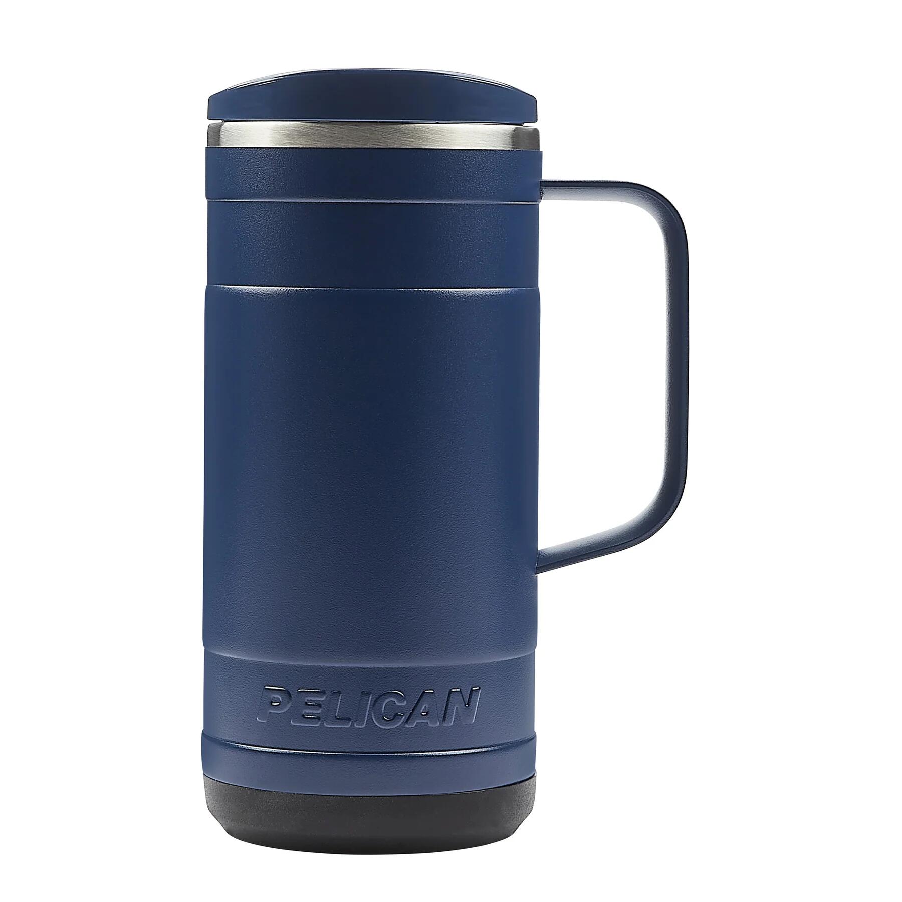 Pelican Ridge 18oz マグは、過酷な環境にも対応する強靭なパートナー。最大6時間の保温、12時間の保冷を誇る真空断熱構造で、どんな状況でも理想的な飲み頃を維持。リサイクル18/8ステンレスと銅ライニングで、環境にも配慮しながら極上のパフォーマンスを発揮します。 スプラッシュ防止フタ、取り外し可能なシリコンベース、エルゴノミックハンドルで、使いやすさも抜群。どんなシーンでも頼れる、スタイリッシュな相棒です。 主な特徴： ■容量と素材：18オンス（約530ml）の実用的なサイズ。環境にも配慮し、90%リサイクルされた18/8ステンレススチールを使用。内側は銅ライニングで、優れた保温保冷性能を実現 ■保温・保冷性能：二重壁の真空断熱構造により、温かい飲み物は最大6時間、冷たい飲み物は最大12時間キープ。日常使いにもアウトドアにも最適です ■蓋のデザイン：スプラッシュ防止スライダー付きプッシュオン蓋を採用。半透明なトップで中身が一目で確認でき、片手でも開閉しやすく設計 ■持ちやすさ:人間工学に基づいた握りやすいスチール製ハンドルと、取り外し可能なシリコンベースが滑り止めと衝撃吸収の役割を果たします。 ■サイズと互換性：多くの車のカップホルダーに対応しており、自宅、職場、ドライブ中など、あらゆるシーンにフィットします。 ■その他：カップホルダー対応、BPAフリー＆FDA準拠、食洗機対応 ※密閉構造ではないため、逆さにすると水漏れします。 高さ：17.8cm 幅（ハンドル含む）：14.9cm 容量：530ml