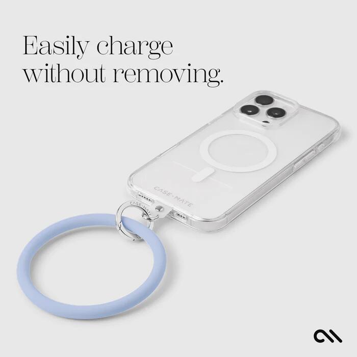 Phone Bangle（フォンバングル）は、ファッション感覚で使える手首用スマホホルダー。 スマホを手から落とさずに持ち歩ける実用性と、ジュエリーのような華やかさを兼ね備えたアクセサリーです。 ショッピングや旅行、子育て中の外出など、両手を自由に使いたいシーンで大活躍します。 【おしゃれなスマホバングル】ジュエリーのようなデザインで、コーディネートのアクセントにも。 【ユニバーサルデザイン】ケースの充電ポートに接続するユニバーサルアダプター付きで、ほとんどのスマートフォンに対応。 【着脱簡単】バングルはカラビナ式で簡単に着脱可能。使用シーンに応じて使い分けも可能。 【サイズ】外径：約9.9cm 内径：約7.6cm 【素材】合成レザー、金属パーツCase-Mate（ケースメイト） 世界中のファッショニスタが選ぶ、テクノロジー×スタイルの頂点 アメリカ・アトランタ発のプレミアムスマートフォンアクセサリーブランド Case-Mate は、テクノロジーとファッションを融合させた革新的なプロダクトで、世界中のユーザーに支持されています。 アメリカ、カナダ、イギリス、フランス、日本、韓国、オーストラリア など主要国で展開され、 VOGUE（ヴォーグ） や GQ などのファッション誌にも掲載されています。 透明感あるクリアケース、グリッターや大理石調のラグジュアリーデザイン、ミリタリーグレードの衝撃耐性など、デザインと機能美を高次元で融合。 さらに、リサイクル素材の使用やサステナブルなパッケージにも取り組み、環境意識の高いブランドとしても注目されています。