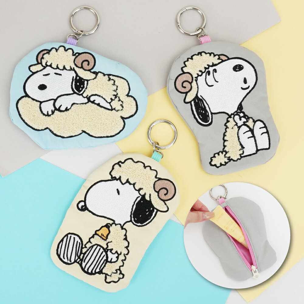 ITEM INFO ブランドキャラクター スヌーピー(SNOOPY) スヌーピーはアメリカの漫画家、チャールズ・モンロー・シュルツが1950年から書き始めた漫画「ピーナッツ(PEANUTS)」に登場するオスのビーグル犬です。 主人公チャーリー・ブラウンの飼い犬でその愛らしい風貌から日本のみならず世界的に愛されているキャラクターです。 (C)Peanuts Worldwide LLC www.SNOOPY.co.jp 発売元：株式会社マリモクラフト 商品名 ダイカットポーチ シープスヌーピー (型番) SPZ-4623 アイボリー SPZ-4624 グレー SPZ-4625 ブルー サイズ ・(縦)約11.5～15cm/(幅)約10～15cm ・重量：約35～40g ※カラーによってサイズ、重量が異なります。 仕様 ・素材：ナイロン ポケット ・外ポケット：なし ・背面ポケット：なし ・その他ポケット：なし カラー展開 アイボリー(SPZ-4623) / グレー(SPZ-4624) / ブルー(SPZ-4625) 配送方法 メール便 宅配便 ご注意 ＜ご購入頂く前にかならずご確認下さいませ。＞ ○在庫管理システムにて複数店舗の在庫を共有しております。 ご注文のタイミングによって在庫の確保が出来ない場合がございます。 ○商品画像に関しましてはできる限り実物の色に近づけるように加工しておりますが、 お使いのモニターやお部屋の環境により実際の商品と色味が異なる場合がございます。 ○サイズの計測に関しましてはスタッフ間で統一、徹底はしておりますが、 若干の差異が生じる場合がございます。 ○生地のカッティングにより商品画像と多少異なる場合がございます。 ○商品画像はサンプルとなりますので仕様に変更がある場合がございます。 ○素材の性質上、染料の匂いが強いものがございます。 数日のご使用や陰干しなどで気になる匂いはほとんど感じられなくなりますのでお試しくださいませ。 ○メール便配送不可の商品をメール便希望でご注文をいただきました場合は、 当店で宅配便にご変更をさせていただき配送をさせていただきます。 ○皆様により良い商品をより安くご提供させて頂けますよう、 ご注文完了後のご交換・キャンセル・及び不良品以外のご返品・ご交換はお受け致しておりません。 ご注文を頂く際は必ずサイズ・カラー・素材等よくご確認の上、 ご注文くださいますようお願い申し上げます。 シーン スヌーピーのかわいいダイカットポーチが登場です！羊のコスチュームをまとったスヌーピーが刺繍されたデザインは、見るたびにほっこりします。バイカラーの配色がオシャレで、リングカラビナ付きなのでバッグに簡単に取り付けられます。メイクポーチやイヤホンケース、小物入れとしても大活躍。通勤や通学のお供にぴったりで、大人から学生まで幅広く使えます。おしゃれなグッズで毎日を楽しく彩りましょう！
