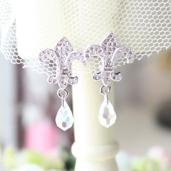 百合の紋章パヴェキュービックジルコニア直穴ピアス【日本製】