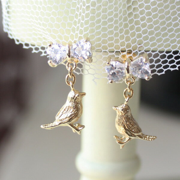 小鳥キュービックジルコニアリボン直穴ピアス【日本製】