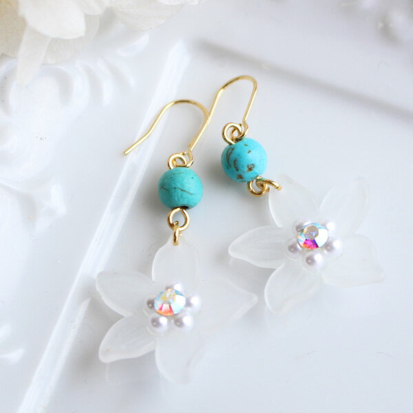 【サイズ】全体約：縦3cm花約：縦2cm、横2cm 【素材】金具：メッキ石：スワロフスキー 【デザイナーからのコメント】 涼しげで可愛いトロピカルすりガラスがとっても素敵なホワイトフラワー♪中央のオーロラのストーンがさりげなくキラキラ！ オ...