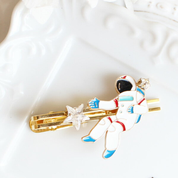 【サイズ】タイピン幅：5cm宇宙飛行士：縦3、横3cm 【素材】金具:メッキ石：スワロフスキー 【デザイナーからのコメント】フォーマルなシーンにちょっとしたアクセントをプラス！ シックなスーツスタイルに華やかさを与えてくれるタイピンです。遊...