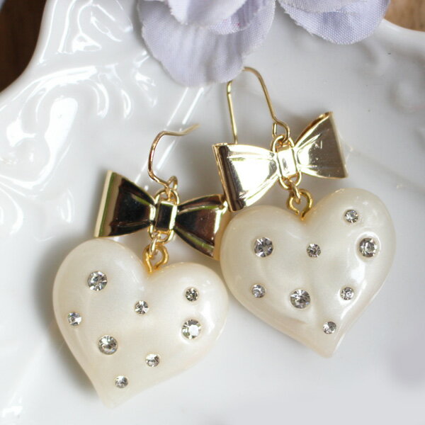 【SALE】ぷっくりホワイトハート×メタルリボンピアス/イヤリング【日本製】