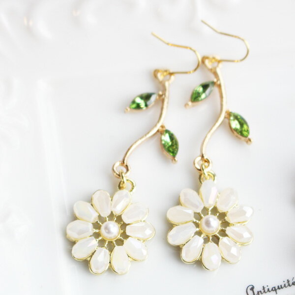 【SALE】揺れる白ガラスフラワーピアス/イヤリング【日本製】