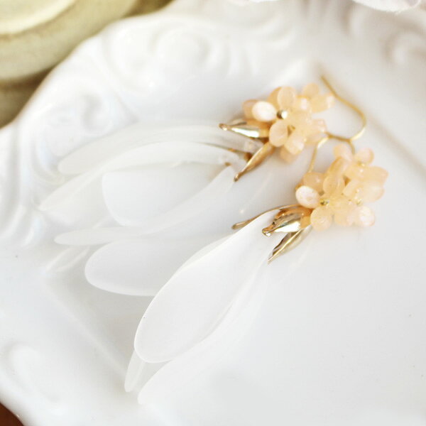 樂天商城 - 【SALE】小花すりガラス花びらロングピアス/イヤリング【日本製】