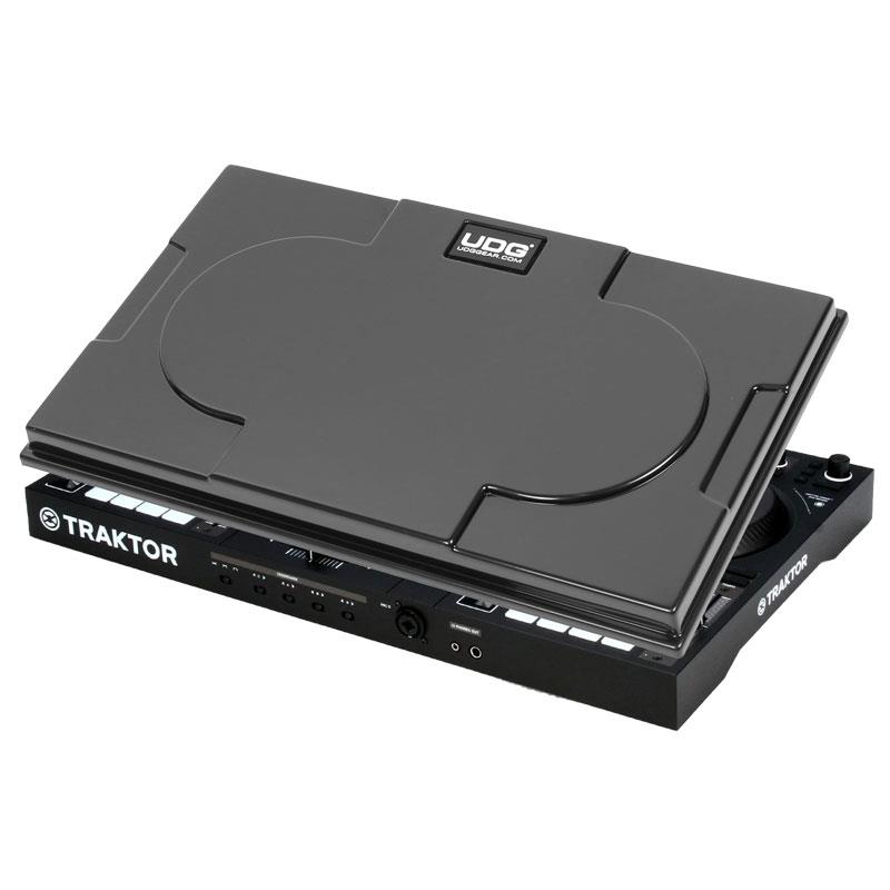 楽器種別：新品UDG/新品 商品一覧＞＞DJ機器【〜10，000円】 商品一覧＞＞DJ用ケース・バッグ/UDG 商品一覧＞＞1998年開店 渋谷発・国内最大級DJ機器専門店です！UDG U94118BL【NI Traktor Kontrol S4 MK3 対応保護カバー】 DJ機器 DJ用ケース・バッグ商品説明NI Traktor Kontrol S4 MK3 Equipment Coverあなたの機材を守るプレミアム保護カバー【ご注意】※こちらの商品は製作工程上、または運搬の際本体や外装にやむを得ず汚れ、スリキズ、ダメージなど発生する場合がございますが、外見上の問題は「商品の仕様」とご容赦願います。「使用上問題」のあるもの、のみ初期不良品とさせて頂きます。UDG Equipment Cover は、DJ やオーディオ機器を保護するために設計されたハイエンドなカバーです。超耐久性 ABS ポリマーが高い保護性能を実現しながらも、再生素材を配合し環境にも配慮されています。また外観はプレミアムな高光沢ブラック仕上げとし、洗練された印象を与えます。精密な設計により、機材の大敵である液体のこぼれやホコリ、衝撃から機材を守り、ライブや現場での使用後も常に機材を良好な状態に保ちます。軽量かつ携帯性にも優れており、フライトケースやソフトケースにもスムーズに収まります。サステナビリティとスタイル、信頼性、プロ仕様の機能性を兼ね備えた UDG Equipment Cover は、自宅でもツアー中でも活躍する、DJ やオーディオプロフェッショナルのための最適な選択です。■製品の特徴・ Native Instruments Traktor Kontrol S4 MK3 専用設計のカスタムフィット・ プレミアムな高光沢ブラック仕上げ・ フェーダー、ノブ、スイッチ、インターフェースをホコリ・液体のこぼれ・衝撃から保護・ 耐久性に優れた ABS 素材を使用し、環境に配慮した再生素材を含有・ 機材を接続・通電したまま保護が可能■仕様外寸 :幅×高さ×奥行き＝53.0×33.0×3.6(cm）重量 : 0.46kgイケベカテゴリ_DJ機器_DJ用ケース・バッグ_UDG_新品 SW_UDG_新品 JAN:8720908561435 登録日:2025/06/15 DJアクセサリ