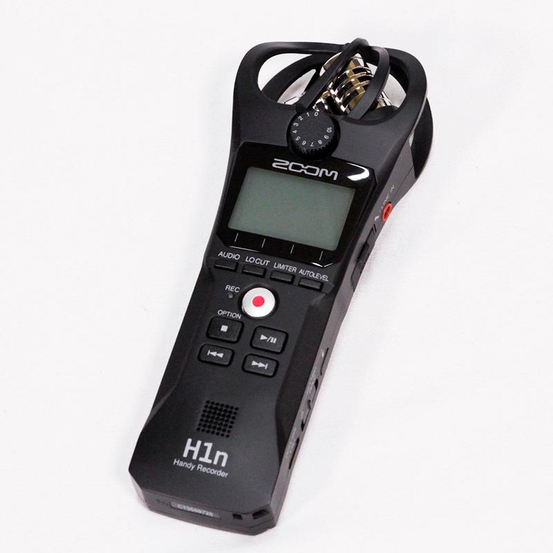 楽器種別：ユーズドZOOM/ユーズド 商品一覧＞＞レコーディング【〜10，000円】 商品一覧＞＞レコーダー・プレイヤー/レコーダー/ZOOM 商品一覧＞＞1998年開店 渋谷発・国内最大級DJ機器専門店です！ZOOM USED 中古 H1n Handy Recorder (ズーム)(ハンディーレコーダー)(XYステレオマイク) レコーディング レコーダー・プレイヤー商品説明■商品の状態：美品：使用感が見受けられない程　■付属品・元箱・説明書■保証期間：店頭保障1ケ月-----【製品の特長】本格的XYステレオマイクを搭載するハンディレコーダーのベストセラーモデルがリニューアル。設定メニューの日本語表示が可能になり、オーバーダビング（重ね録り）にも対応。入力レベルは、アナログ感覚のボリューム操作で素早く直感的に設定可能。奥行きに差が出る立体的ステレオサウンドを、すべてのクリエイターに。●どこでも高音質手のひらサイズのコンパクトボディに本格的XYステレオマイクを搭載。最高24bit／96kHzのWAVまたはMP3形式で、臨場感に優れた立体的なステレオ音像を収録できます。●操作はシンプルに入力レベルは専用ノブで素早く直感的に調節できるほか、オートレベル機能による自動調節も可能。誰でも手軽に扱えるシンプルな操作で、音楽の演奏はもちろん、自然音や鉄道の生録、ポッドキャスト、一眼レフカメラ（DSLR）の外部音声レコーダーとしても利用できます。視認性の良いフルドットLCDを採用し、設定メニューの表示言語を「日本語」にすることも可能です。●歪みのない録音内蔵マイクの耐音圧は、最大120dB SPL。音割れを防ぐリミッター機能も搭載し、大音量でもクリアで歪みのない録音を実現します。風雑音やボーカルのポップノイズなど、不要な低音域でのノイズをカットするローカットフィルターも搭載しています。●オーバーダビング録音済みのテイクに、さらに音を重ねることができるオーバーダビング機能を搭載。ギターの伴奏に、歌を重ねたり、ベースを加えたり、曲作りのアイディアを手軽に試すことができます。元ファイルを残す非破壊方式を採用しているため、失敗を気にせず何度でも録り直すことができます。●倍速再生／スロー再生録音ファイルの倍速再生やスロー再生が行える、再生スピード可変機能を内蔵。ピッチを変えずに再生スピードのみを調整でき、楽器の練習や耳コピ、インタビューの文字起こしにも便利です。●その瞬間を逃さない入力音を感知して自動で録音が始まるオートREC機能、2秒前にさかのぼって録音できるプリREC機能、最長10秒のセルフタイマーREC機能を搭載し、その貴重な一瞬を逃すことなく録音できます。イケベカテゴリ_レコーディング_レコーダー・プレイヤー_レコーダー_ZOOM_ユーズド SW_ZOOM_ユーズド JAN:2500130812606 登録日:2025/12/30 レコーダー ズーム