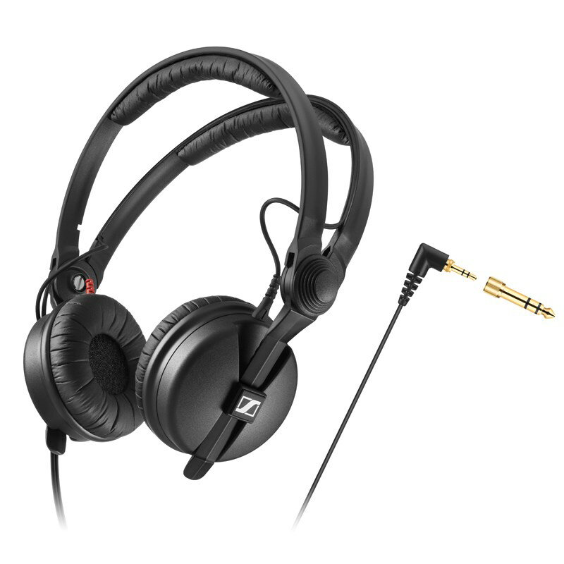 楽器種別：新品レコーディング用モニターヘッドフォン/SENNHEISER 商品一覧＞＞レコーディング用モニターヘッドフォン【10，000円〜25，000円】 商品一覧＞＞1998年開店 渋谷発・国内最大級DJ機器専門店です！SENNHEISER HD25 【国内正規代理店取り扱い品・長期2年保証】 レコーディング ヘッドフォン・イヤフォン商品説明初代モデル誕生から25年以上の歴史があるHD25のニューパッケージングモデルです。付属品は、6.3mm変換アダプターのみのシンプルバージョン※ ヘッドフォン自体は、HD 25-1IIと同等品です。DJ用ヘッドホンとしても、その軽量な本体や、明瞭な音の解像度は優れたモニター精度を実現し、クラブなどでもDJたちのモニタリングを確実にサポートします。---軽量、コンパクト。そして見た目を遥かに裏切る音の有り様。 そのスタイリッシュな仕様さえも音に携わる仕事人たちの為の帰結。スタジオで、ライブステージで、20年間、常にその傍で音楽家たちのモニター環境を支えてきた名品中の名品。頑丈で密閉型の構造は、外部騒音を驚くほど低くします。片耳で聴くための回転式イヤーピースと最高に快適な装着感を与えるためのスプリットヘッドバンドも、このHD 25があらゆるモニタリングに使用できるもうひとつの特長です。単線のスチールケーブルはとても頑丈で、毎日毎日のプロの激しい使用にも十分耐えることができます。サウンドのプロにとってのスタンダードです。 【仕様】パッケージ外寸: W187 × H245 × D84パッケージ重量 : 約336g本体重量(ケーブル、プラグ含む) : 約 160 g型式 : ダイナミック・密閉型周波数特性 : 16 〜 22，000 Hzインピーダンス : 70 Ω感度 : 120 dBケーブル形状 : 1.5 m ストレート ( 片出し右側 )プラグ形状 : 3.5 mm ステレオミニプラグ( L型 )付属品 : 6.3mm変換アダプター保証期間 : 2年※店頭、または通信販売にて売却後、敏速な削除は心掛けておりますが、web上から削除をする際どうしてもタイムラグが発生してしまいます。万が一商品が売切れてしまう場合もございますので予めご了承ください。イケベカテゴリ_レコーディング＆PA機器_レコーディング用モニターヘッドフォン_SENNHEISER_新品 JAN:4044155209242 登録日:2016/11/01 ヘッドフォン ヘッドホン モニターヘッドホン モニターヘッドフォン ゼンハイザー