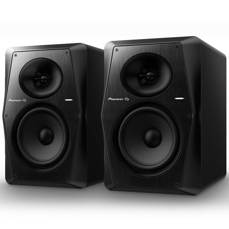 楽器種別：新品Pioneer DJ/新品 商品一覧＞＞レコーディング【35，000円〜70，000円】 商品一覧＞＞モニタースピーカー/モニタースピーカー/Pioneer DJ 商品一覧＞＞1998年開店 渋谷発・国内最大級DJ機器専門店です！Pioneer DJ VM-70 【ペア】【6.5インチ アクティブ モニタースピーカー】 レコーディング モニタースピーカー商品説明★6.5インチ アクティブ モニタースピーカー (Black)明瞭でハイスピードかつローエンドまでしっかりと伸びた低音再生を実現するアクティブモニタースピーカー「VM-70」。VMシリーズは市場で高く評価されている「S-DJ Xシリーズ」を継承し、トップDJ機器ブランドならではの、まるでクラブにいるような臨場感と、ダンスミュージックのDJプレイ・楽曲制作に適した音響環境を幅広く提供します。■主な特徴【クラブの臨場感を彷彿とさせる、低音から高音までクリアで迫力のある音質】◎高品質なコンポーネントによる、明瞭で歪みの少ない音質全ての機種に高効率で歪みの少ないクラスDアンプを搭載。高処理レートの96kHzサンプリングで音声信号をDSP処理することで、広帯域信号を正確に再現することができ、音の歪みを抑えより力強い音を実現します。また、制振性の高い厚さ4mmの強固なアルミニウム製フロントバッフルは、不要な振動を軽減し正確な音を表現します。◎アラミドファイバー・ウーファーコーン振動板とボルテックスバス・アクセラレーター従来機種に比べ30％軽量化したアラミドファイバー・ウーファーコーン振動板を採用。これにより、小音量でも大音量でもレスポンスが早く、正確で豊かな中低音の再現が可能になります。また、独自の凹凸構造で空気の流れを整えて加速するボルテックスバス・アクセラレーターが不要な振動を最小限に抑えることで、素早いレスポンスかつしっかりとしたダイナミックな重低音を表現します。さらに、これをリアポートに配置したことにより、純度の高いボーカルや楽器音を忠実に再現できるようになりました。◎高音と低音をつなぎ均一でナチュラルな音質を実現する、定指向性ホーン独自設計の定指向性ホーンを採用したことにより、中高音をダイナミックに表現し、どの空間においても均一でナチュラルな音を届けることができます。ツイーターのホーン部分の幅をウーファーコーンと同じ幅にする事で、低音と高音の交わる帯域がなめらかに繋がるように設計されています。【用途や設置環境に応じて音響を調整可能】◎DSP CONTROL機能VMシリーズスピーカーはフラットな音響バランスで自然なサウンドを届けるよう設定されています。設置する部屋によって周波数ごとの音響特性への反応が異なるため、環境に応じた最適なサウンドに出力を微調整できるDSP CONTROL機能が搭載されています。本機のリア部分に設置されている低域・高域それぞれの独立したEQノブで、部屋の環境や用途に応じて、4つの周波数特性パターンからお好みの音響バランスを選択してください。DJプレイ時は低音を持ち上げることでよりクラブの臨場感を演出し、楽曲制作時はフラットな音に調整して音の構成を正確に聴き分けるなど、簡単かつ直感的に使い分けることができます。【精緻さと力強さを兼ね備えたモニタースピーカー】◎ハイクラスなデザインDJや楽曲制作者へより正確で力強い音を届けるために、フロントバッフルには重厚かつ端正に仕上げたアルミニウム製の金属プレートを採用し、堅牢性を持ちながらも、高品質な音を生み出します。また、精悍で鮮明な印象を与える六角形状は、DJ機器のデザインにマッチし、スタジオなどのプロフェッショナルな現場からホームユースまで、豊かなDJプレイ、楽曲制作を可能にします。■製品仕様●主な機能形式：バイアンプ2ウェイ アクティブスピーカートゥイーター：1インチ (25 mm）ソフトドームウーファー：6.5インチ（165 mm）コーン最大SPL：107 dBアンプ出力(ダイナミックパワー)：DSP 搭載 Class D、LF: 70 W / 4 Ω、HF: 30 W / 4 Ω再生周波数帯域：37 Hz - 36 kHz Hzインピーダンス：10 kΩHigh EQ：4種類のEQ設定に切り換え可Low EQ：4種類のEQ設定に切り換え可Cross Over Frequency：3 kHz電源：AC 100-240 V、50 Hz / 60Hzエンクロージャー：バスレフ型エンクロージャー材質：MDFビニールラミネートバッフル材質：アルミニウム製バッフル (4mm)入力端子：XLR/TRS コンボ × 1 (バランス型入力端子)、RCA x 1 (アンバランス型入力端子)付属品：電源コード x 1、ボトムクッション x 1 (4pcs/1 sheet)、取扱説明書、日本国内用保証書本体サイズ：幅229mm、高さ341mm、奥行き312mm本体質量：7.7 kg（1本）※店頭、または通信販売にて売却後、敏速な削除は心掛けておりますが、web上から削除をする際どうしてもタイムラグが発生してしまいます。万が一商品が売切れてしまう場合もございますので予めご了承ください。イケベカテゴリ_レコーディング_モニタースピーカー_モニタースピーカー_Pioneer DJ_新品 SW_Pioneer DJ_新品 JAN:4573201242273 登録日:2021/03/31 モニタースピーカー スタジオモニター パイオニア パイオニアDJ