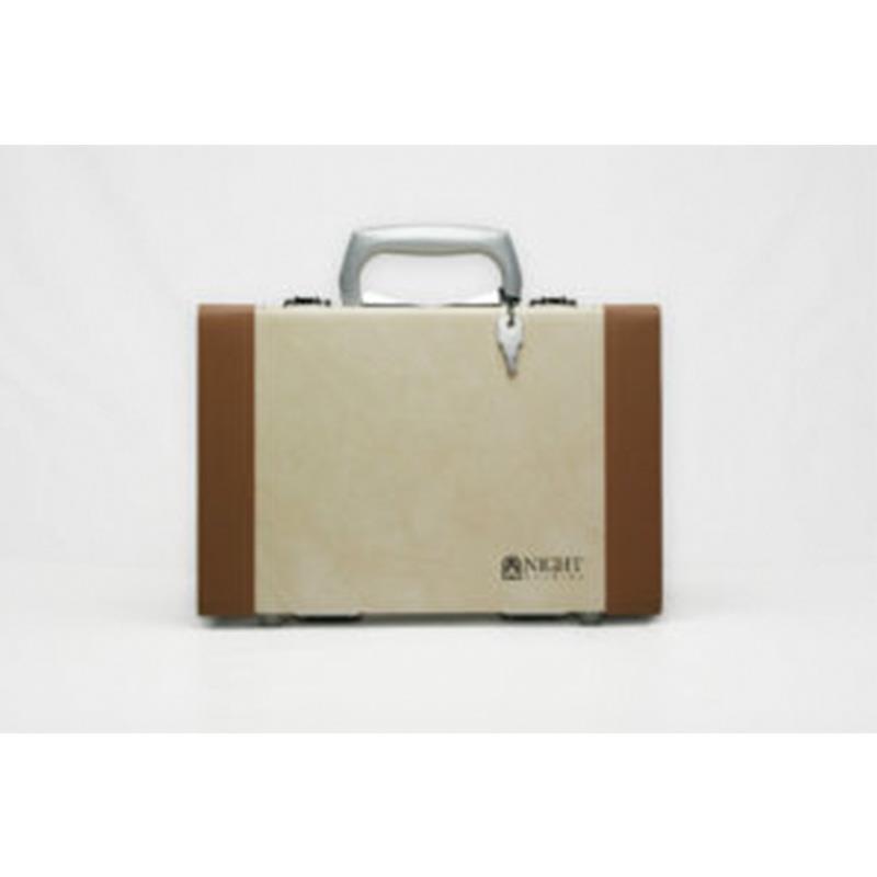 楽器種別：新品NIGHT OCARINA/新品 商品一覧＞＞管楽器・吹奏楽器【10，000円〜20，000円】 商品一覧＞＞その他管・吹奏楽器/オカリナ/NIGHT OCARINA 商品一覧＞＞1998年開店 渋谷発・国内最大級DJ機器専門店です！NIGHT OCARINA ナイト オカリナ キャリングハードケース N-HC5 オカリーナ 管楽器・吹奏楽器 その他管・吹奏楽器商品説明キャリングハードケース数本のオカリナを安全に持ち運んでいただくための専用キャリングハードケースです。NIGHTオカリナ「FIORETTO」SC調・SG調・SF調を各1本とAC調2本が収納できる設計です。仕切りは、自由に移動が可能ですので、お客様の用途に合わせてご使用ください。商品詳細190×290×125mm　880gイケベカテゴリ_管楽器・吹奏楽器_その他管・吹奏楽器_オカリナ_NIGHT OCARINA_新品 SW_NIGHT OCARINA_新品 JAN:4516510082703 登録日:2025/11/17 ナイトオカリナ