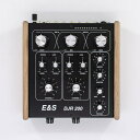 楽器種別：新品DJミキサー/E&S 商品一覧＞＞DJミキサー【210，000円〜395，000円】 商品一覧＞＞1998年開店 渋谷発・国内最大級DJ機器専門店です！E&S DJR200WP 【FXセンドリターン内蔵 / サイドウッドパネル】【お取り寄せ商品 / 納期は別途ご連絡】 DJ機器 DJミキサー商品説明【PORTABLE ROTARY MIXER】※こちらのDJミキサーはお取り寄せ商品となります。また、試聴をご希望の場合は視聴用デモ機を取り寄せた上でのご予約制とさせていただいておりますので、あらかじめ取り扱い店舗宛までお電話もしくはメールにてお問い合わせください。■ご注文いただく前に必ずご確認ください。E&S製品の保証期間はお買い上げ日からの1年間以内の自然故障のみ対応です。破損や保証期間外の故障は有償修理となります。また、保証期間はお買い上げ日を基準とさせていただきますので、商品お受け取り後に未開封のままご使用にならなかった期間が生じた場合や、一度使用した後ほとんど使用せず箱入りの状態で保管していたという場合なども保証期間の延長は発生いたしません。万が一、初期不良等が発生した場合は修理での対応となります。交換品や代替機などはございませんため、あらかじめご了承ください。また、輸入品につき外箱のダメージ、本体のキズ、汚れ、ツマミ/フェーダーの重さ/感触、センタークリックのズレなどの状態が気になる方はご遠慮ください。ご購入後のキャンセル・返品はお受けしておりません。E&S製品は修理となった場合、パーツ取り寄せや状態のチェックにお時間をいただき、修理の内容によっては2〜3ヶ月以上要する場合もございます。その場合も返品や交換、代替機のご用意などの受付はいたしかねますので、誠に恐れ入りますが以上の状況をご承諾いただきました上、ご注文をご検討くださいますようお願い申し上げます。【主な仕様】サイドウッドパネルモデル再生周波数帯域：10 - 25，000 Hz入力端子：1ch， 2ch：PHONO ／ LINE（RCA） 〈スイッチ切替〉ISOクロスオーバー：Bass：10 - 300 Hz、Mid：300 - 4，000 Hz、High：4，000 - 25，000 Hz出力端子：マスター（TRSバランス） ／ ブース（RCA）／ヘッドホン（TRS）出力レベル：up to +22dBm（TRS）センドリターン：RCA電源：24V DC 100V対応（日本仕様）サイズ：幅216mm x 奥行き220mm x 高さ70mm重量：1.6kg※店頭、または通信販売にて売却後、敏速な削除は心掛けておりますが、web上から削除をする際どうしてもタイムラグが発生してしまいます。万が一商品が売切れてしまう場合もございますので予めご了承ください。イケベカテゴリ_DJ機器_DJミキサー_E&S_新品 JAN:2500160004217 登録日:2022/06/13 DJミキサー