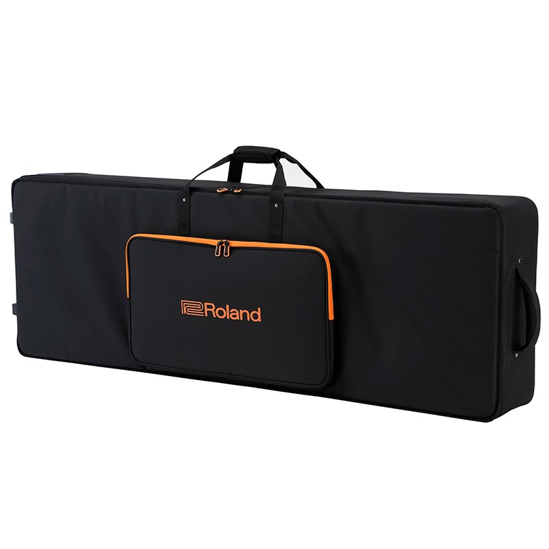 楽器種別：新品Roland/新品 商品一覧＞＞シンセサイザー・電子楽器【30，000円〜60，000円】 商品一覧＞＞シンセ・キーボードアクセサリ/ケース/Roland 商品一覧＞＞1998年開店 渋谷発・国内最大級DJ機器専門店です！Roland SC-G88W3(88鍵用)※配送事項要ご確認/代引不可 シンセサイザー・電子楽器 シンセ・キーボードアクセサリ商品説明※メーカーからのお取り寄せでの対応となります。納期についてはお問合せください。※沖縄・離島へのご配送は別途送料お見積もりとなります。お気軽にお問い合わせ下さい。-----★キーボード用キャスター付きソフトケースSC-GシリーズはローランドFANTOMシリーズなどのキーボードを安全に運搬するために設計されたキャスター付きキーボードケースです。柔らかなソフトケースタイプでありながら、堅牢なマテリアルにより収納したキーボードを守ります。側面には衝撃に強いABS樹脂ボードを備えており、内装には分厚いパッドとキーボードを固定するベルト2本を装備。持ち運び時に便利なキャスターは、左右に加え中央にも装備、牽引用ハンドル部と合わせ運搬時の安定性を高めます。また、Rolandロゴ部分には大型のポケットも装備しており、楽譜などの付属品を収納することも可能です。●ABS樹脂ボードを側面に採用、分厚い内装パッドでキーボードを保護SC-Gシリーズは側面にABS樹脂ボードを配置、保護性能の向上と軽さを両立しました。また内側には2本のベルトと分厚いパッドを装備することでキーボードをしっかりと保護します。●安定した牽引をサポートする3輪キャスターと堅牢なハンドル握りやすくて丈夫なハンドルとしっかりしたキャスターで重量のある鍵盤楽器の運搬時に負担を軽減することができます。●61/76/88鍵用各モデルご用意・SC-G61W3 61鍵キーボード用・・・FANTOM-6等に対応内部寸法: 1090 x 410 x 110 mm・SC-G76W3 76鍵キーボード用・・・FANTOM-7、JUNO-DS76等に対応内部寸法: 1300 x 410 x 110 mm・SC-G88W3 88鍵キーボード用・・・FANTOM-8、RD-2000等に対応内部寸法: 1434 x 450 x 160 mm イケベカテゴリ_シンセサイザー・電子楽器_シンセ・キーボードアクセサリ_ケース_Roland_新品 SW_Roland_新品 JAN:4957054518066 登録日:2021/03/16 ローランド ろーらんど
