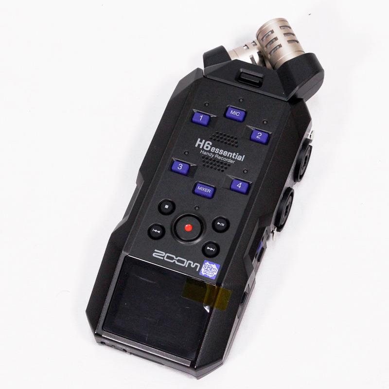 楽器種別：ユーズドZOOM/ユーズド 商品一覧＞＞レコーディング【15，000円〜35，000円】 商品一覧＞＞レコーダー・プレイヤー/レコーダー/ZOOM 商品一覧＞＞1998年開店 渋谷発・国内最大級DJ機器専門店です！ZOOM USED H6essential (6トラック・32bitフロート対応ハンディーレコーダー)(ズーム) レコーディング レコーダー・プレイヤー商品説明■商品の状態：美品：使用感が見受けられない程　■付属品・元箱・説明書■保証期間：店頭保障1ケ月-----★交換マイクカプセルと4つのXLR／TRS入力であらゆる状況に対応する拡張性を持つフラッグシップモデル『H6essential』essentialシリーズは、高音質なXYステレオマイクと先進の32bitフロート録音技術を搭載したZOOMハンディレコーダーの最新ラインナップです。人間が聞き取れる音のダイナミクスのほぼ全域をカバーする32bitフロート録音技術により、誰でもRECボタンを押すだけの手軽さで、マイク入力時点で歪まない限り、音割れのないクリアなオーディオ録音を実現します。また、録音後に小さな音を大きくする編集を行っても音の解像度が劣化しないという特長により、音楽、映像、ポッドキャスト等のコンテンツ制作における大きなアドバンテージを提供します。最も手軽に32bitフロートのステレオ録音が行える『H1essential』、2つのXLR／TRS入力で外部マイク等を活用したワンランク上のレコーディングを実現する『H4essential』、交換マイクカプセルと4つのXLR／TRS入力であらゆる状況に対応する拡張性を持つフラッグシップモデル『H6essential』の3機種をラインナップ。ミュージシャン、映像クリエイター、ポッドキャスターのコンテンツ制作に欠かせない、エッセンシャルなハンディレコーダーです。■H6essentialの主な特長◎大口径XYステレオマイク搭載、6トラック仕様の32bitフロートレコーダー◎耐音圧135dB SPL、ステレオ指向角90°のXYマイクカプセル（デュアル ADコンバータ搭載）◎別売オプションの32bitフロート対応マイクカプセル（SSH-6e／EXH-6e）を利用可能◎最高96kHzサンプリング／32bitフロート◎録音中の音声をリアルタイムに波形表示するカラー液晶ディスプレイ◎ケーブルの抜けを防止する、4系統のロック機構付きXLR／TRSフォーン入力◎デュアルADコンバータ搭載、EIN -120dBu以下の超低ノイズ高品位プリアンプ◎カメラに直接音声を送るラインアウトと、ボリュームコントロール付きヘッドフォン端子◎各トラックの音量を素早く調整できるミキサー機能◎インタビュー／ナレーション／ヴォーカルなど、声の収録に最適なモノラルモード◎振動や空調音などの低周波ノイズを抑えるローカットフィルター◎録音ファイルの倍速再生／スロー再生／A-Bリピート再生に対応◎DSLR動画と音声の位置合わせに便利な、録音開始トーン機能◎実機単体でノーマライズ処理および24bit、16bit WAVへの書き出しに対応◎録音結果をその場でプレビュ再生できる内蔵スピーカー◎設定メニューを音声で読み上げるアクセシビリティ機能（日本語を含む7言語に対応）◎Win／Mac／iOS／Androidで動作する、最大6イン／2アウト、32bitフロート対応のUSBオーディオ・インターフェース機能（ライブ配信しながら本体への同時録音が可能）◎記録メディアにmicroSDHC／microSDXCカードを採用（最大1TB対応／別売）◎単3電池4本、ACアダプタ（別売AD-17）またはUSBモバイルバッテリーで駆動◎単3アルカリ電池4本で約18時間駆動◎映像との正確な同期を実現する高精度なタイムコード*◎Bluetooth接続で、 iOS用アプリ「H6essential Control」 からリモートコントロール**◎外形寸法／質量：[本体] 78.1 mm (W) × 160.1 mm (D) × 42.8 mm (H) ／ 381 g（電池含む）　[XYH-6e] 69.1 mm (W) × 50.8 mm (D) × 43.0 mm (H) ／ 42 gイケベカテゴリ_レコーディング_レコーダー・プレイヤー_レコーダー_ZOOM_ユーズド SW_ZOOM_ユーズド JAN:2500130859847 登録日:2026/03/17 レコーダー ズーム