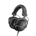 楽器種別：新品レコーディング用モニターヘッドフォン/beyerdynamic 商品一覧＞＞レコーディング用モニターヘッドフォン【15，000円〜35，000円】 商品一覧＞＞1998年開店 渋谷発・国内最大級DJ機器専門店です！beyerdynamic DT 770 M80 Ohm(密閉型モニタリングヘッドホン、80Ω) レコーディング ヘッドフォン・イヤフォン商品説明★ボリュームコントロール付きのモニタリング用ヘッドフォン（密閉型）・パーカッショニストやサウンドエンジニア（FOH）向けのサーキュメンタルヘッドフォン、80オーム・周囲ノイズからの優れた分離（35 dBA）・非常に高い音圧レベル（105 dB）で優れた再生精度・長期にわたる高い装着感、交換可能なイヤーパッド・ドイツ製・付属のアクセサリー・ジャックアダプター 6.35 mm・巾着袋信頼できるサウンドDT 770 Mは、ドラマーやFOH用途に特化して設計された密閉型のダイナミック型ヘッドホンです。強化されたスプリングクリップ構造とタイトなソフトスキンイヤーカップは、優れた外部ノイズ減衰を実現します。滑らかな接続ケーブルは片側がガイドになっており、ボリュームコントロールも装備しています。インプレッシブサウンドボリューム極上の快適性Beyerdynamic DT 770 Mヘッドフォンは、音楽プロデューサー、サウンドエンジニア、放送局の間で確固たる人気を確立しており、世界中のスタジオで使用されています。全周波数帯域を驚くほど正確に再現し、低周波もパンチのあるディテールで再現します。堅牢なスプリングスチールヘッドバンドは、装着時の確実なフィット感を保証します。ソフトなイヤーカップは、長時間の装着でも快適です。片出しのケーブルは、ケーブルが絡まることなく、頻繁にヘッドホンを着脱することができます。■製品仕様・伝送方式：有線・公称インピーダンスヘッドホン：80オーム・重量 ヘッドホン（ケーブルなし）：300 g・ヘッドホン周波数特性：5 - 30.000 Hz・公称音圧レベル：105 dB・耳への音響カップリング：サーキュメラル（耳元）■ケーブル＆プラグストレートコネクティングケーブルミニジャックプラグ (3.5 mm) & 1/4 アダプター (6.35 mm)イケベカテゴリ_レコーディング＆PA機器_レコーディング用モニターヘッドフォン_beyerdynamic_新品 JAN:4589702693025 登録日:2023/03/17 ヘッドフォン ヘッドホン モニターヘッドホン モニターヘッドフォン