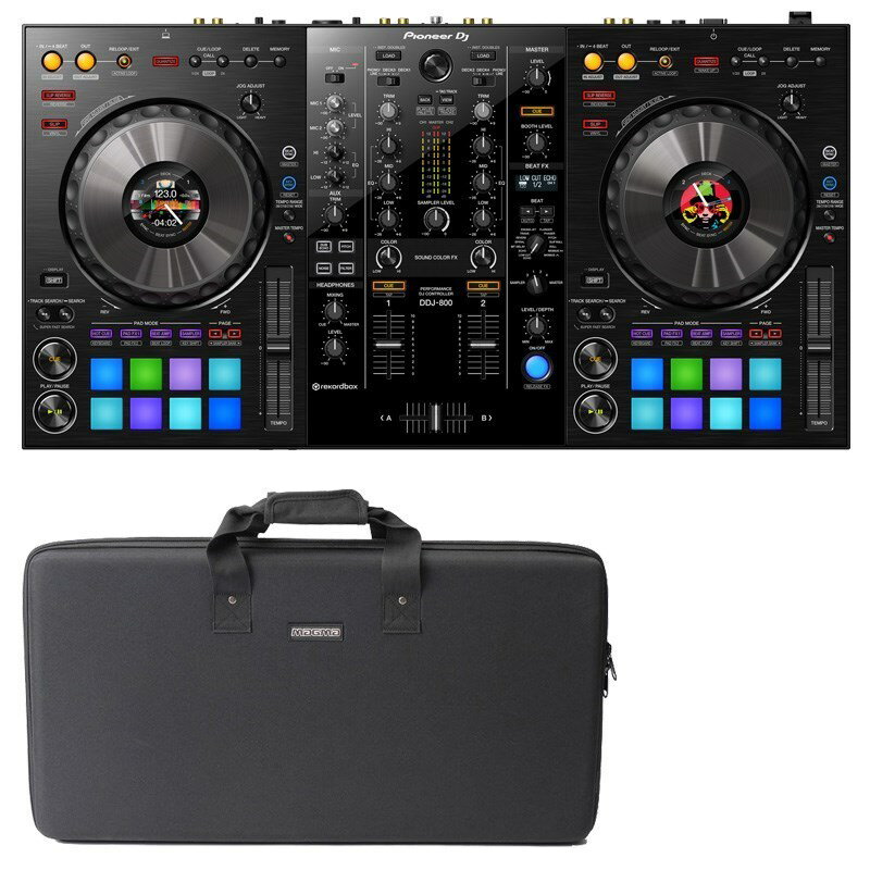 楽器種別：新品デジタルDJ/Pioneer DJ 商品一覧＞＞デジタルDJ【85，000円〜165，000円】 商品一覧＞＞1998年開店 渋谷発・国内最大級DJ機器専門店です！Pioneer DJ DDJ-800 + キャリングケース SET 【無償ダウンロード版rekordbox対応】 DJ機器 DJコントローラー商品説明★演奏性の高い本格的な操作インターフェイスを可搬性に優れた筐体に凝縮した rekordbox専用コントローラーDDJ-800とキャリングケースを組み合わせた持ち運びに便利なDJセット★【セット内容】・コントローラー PioneerDJ DDJ-800・キャリングケース MAGMA CTRL-CASE XXL PLUS II●DJコントローラーDDJ-800はDJアプリrekordboxを自在に操作できる専用DJコントローラーです。Pioneer DJ社製DJプレーヤーおよびDJミキサーと同じ操作感のインターフェイスをコンパクトボディに凝縮し、高い演奏感と可搬性を両立しました。各ジョグホイールの中央に高精細液晶ディスプレイを搭載し、再生時間や波形などの必要な情報を手元で把握できます。また、演奏中の楽曲と関連性の高い楽曲を素早く見つけることができる「RELATED TRACKS」も使いやすく進化し、今まで以上にスムースで柔軟性の高いDJプレイができるようになりました。本体は2ch使用となっており、コンパクトで持ち運びも行いやすいボディとなっています。・小型軽量化により高い可搬性を実現DDJ-1000と比較し、体積比約78%、質量約1.3kg減の小型軽量化を実現し、様々な場所に手軽に持ち運ぶことができるようになりました。・より素早く的確な演奏を実現する COLOR ON JOG DISPLAY各ジョグホイールの中央に高精細液晶ディスプレイを搭載しました。再生時間、BPM、波形などの楽曲情報や、現在再生位置から「HOT CUE」や「LOOP」の設定ポイントまでの距離を小節単位で表示する「CUE SCOPE」など必要な情報を手元で把握でき、ミックスやスクラッチなどの操作をより素早く的確に行うことができます。・クラブスタンダードモデルのレイアウトを継承クラブ常設機として設置されているプロフェッショナルDJ/クラブ向けのマルチプレーヤーCDJ-2000NXS2とDJミキサーDJM-900NXS2のボタンやノブ、フェーダーの配置および操作感を踏襲し、クラブスタンダードモデルと等しい感覚での演奏性を実現しました。・オーディオミキサー機能を搭載し、外部入力音の音量調整が可能rekordboxと接続時には、外部機器の音声入力に対して「TRIM」、「チャンネルフェーダー」、「EQ」、「SOUND COLOR FX」、「BEAT FX」を操作可能なDJミキサーとして機能します。また、rekordboxと非接続時には、DDJ-800単独でも「TRIM」、「チャンネルフェーダー」、「EQ」を操作して音量調整のできるミキサーとして機能します。後々ターンテーブルやCDプレーヤーなどを接続する状況にも対応する拡張性を備えたモデルです。・Feeling adjust負荷調整ができるFEELING ADJUSTにより、好みのJOG負荷調整をすることで思い通りのスクラッチ演奏をすることができます。・Beat FXビートに連動した様々な音の変化を加えることができます。また、BEAT FX部に専用ディスプレイを搭載し、エフェクト名や拍情報などをPC/Macの画面を見ることなく手元で把握し、より素早く確実にFXを使った演奏をすることができます。・Performance PadsHOT CUE、PAD FX、BEAT JUMP、SAMLER、KEYBOARD MODE などの機能を操作できるラバー製の大型パッドを搭載しています。たたく・連打するなどのアクションで楽曲にアレンジを加えられます。【DDJ-800の主な特徴】・対応ソフトウエア：rekordbox（メーカーサイトより無償ダウンロードが可能）・DVS Control：rekordbox (DVS Controlは有償のCore plan以上で対応)・付属品：ACアダプター、電源コード、USBケーブル、保証書、取扱説明書 (クイックスタートガイド)・入力端子：2 PHONO/LINE (RCA)、2 MIC (XLR & 1/4 inch TRS Jack， 1/4 inch TRS Jack)、1 AUX (RCA)・USB：1 USB B端子・出力端子：2 MASTER (XLR， RCA)、1 BOOTH (1/4 inch TRS Jack)、2 HEADPHONE MONITOR (1/4 inch Stereo Phone Jack， 3.5mm Stereo mini-jack)・サイズ：幅632mm、高さ69.7mm、奥行き334.5mm・本体質量：4.7 kg●キャリングケースこちらのDJセットには軽量でコンパクトなDJコントローラー用ハードシェルケース MAGMA CTRL-CASE XXL PLUS II が付属。軽量で剛性の高い Durashock成形EVAシェルが採用され、ディスプレイ、ジョグホイールを保護します。便利なショルダーストラップ付属です。カラー：ブラック重量：1.9kg外寸：74cm x 44cm x 11cm内寸：71.5cm x 41cm x 7cm※ケースの仕様は予告なく変更される場合がございます。■キャリングケースの初期不良についてキャリングケースは製造工程で細かなキズやヘコミ、糸のほつれ、汚れが残る場合がございます。また、バック内クッションのマジックテープに剥がれが生じている場合がございます。これらの点は「商品の仕様」とご容赦願います。「使用上問題」のあるもの、のみ初期不良品とさせて頂きます。---【おすすめポイント】初心者の方から経験者の方まで、本格的な機能と使いやすいレイアウトを元にDJを楽しむことできるおすすめのDJセットです。視認性に優れた高精細液晶ディスプレイ搭載ジョグホイールを採用し、再生時間、BPM、波形などの楽曲情報、HOT CUEポイントなど必要な情報を手元で把握できるため、ミックスやスクラッチなどの操作をより素早く的確に行うことができます。また、こちらのセットはケース付属のため、持ち運びや保管も簡単に行う事ができます。※DJソフトウェアの最新動作環境はメーカーサイトもしくはメーカーサポートにてご確認の上、お求め下さい。※DJソフトウェアをご使用いただくにはインストーラのダウンロード時、およびオーサライズ時におきましてインターネット接続環境が必要です。DJソフトウェアおよびコントローラー本体の仕様・動作環境、および価格は、予告無く変更となる場合があります。※店頭、または通信販売にて売却後、敏速な削除は心掛けておりますが、web上から削除をする際どうしてもタイムラグが発生してしまいます。万が一商品が売切れてしまう場合もございますので予めご了承ください。イケベカテゴリ_DJ機器_デジタルDJ_Pioneer DJ_新品 JAN:4573201241627 登録日:2023/05/17 デジタルDJ PCDJ DJコントローラー パイオニア パイオニアDJ