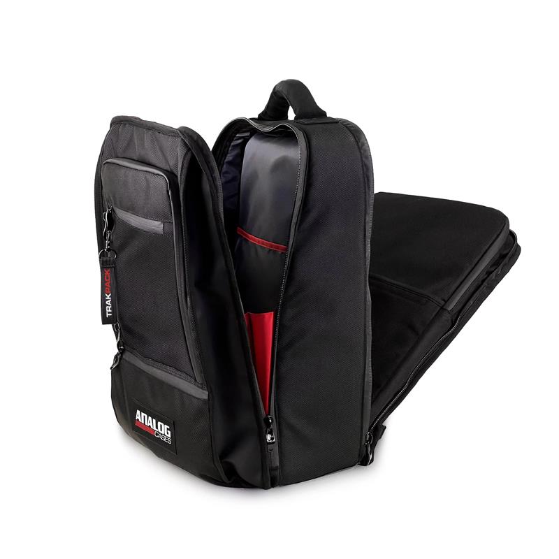 楽器種別：新品Analog Cases/新品 商品一覧＞＞DJ機器【20，000円〜45，000円】 商品一覧＞＞DJ用ケース・バッグ/Analog Cases 商品一覧＞＞1998年開店 渋谷発・国内最大級DJ機器専門店です！Analog Cases S08 TRAKPACK 【お取り寄せ商品 / 納期は別途ご連絡】【プロデューサーやDJに適したバックパック】(アナログケーシーズ) DJ機器 DJ用ケース・バッグ商品説明★プロデューサー、DJ、クリエイターのためのバックパック★---※こちらの商品は製作工程上、本体にやむを得ず汚れ、スリキズ、箱ダメージなど発生する場合がございますが、使用の際には影響ございません。あらかじめご了承下さい。---圧倒的な収納力と保護性能を兼ね備えた、次世代の機材用多機能バッグTRAKPACKは、機材の形状やサイズに合わせて緻密に設計された3つの収納レイヤーを誇ります。メインとなる第1レイヤーは内寸：約48.5 cm x 32 cm、深さ：約12.7 cmという広大なスペースを確保。MPC Live 2やPush 3が完璧に収まるだけでなく、DigitaktやSP-404といった小型マシンなら最大5台、あるいは25枚のレコードやDJコントローラーも余裕で収納できます。第2レイヤーは深さ約7.6 cmで大型のドラムマシンに対応。第3レイヤーには、大切なPCを優しく守るベルベット裏地の専用ポケットと、ケーブルやiPad用のスペースを配置しました。さらに、内側の5つのポケットで周辺機器を、外側の5つの拡張式ポケット（最大約6.4 cmまで奥行きを拡大可能）でヘッドホンやMIDIキーボードを効率よく整理できます。また、米国の主要航空会社の機内持ち込みサイズをクリアしており、スーツケースのハンドルに固定できるパススルー機能も搭載。移動時にはショルダーストラップを収納することも可能です。バリスティックナイロン、止水ジッパー、耐衝撃ラバーパッド、そして機材を入れたままでも自立する堅牢なフレームが、過酷な移動からあなたのクリエイティビティの核となる機材を完璧にガードします。【主な仕様】◎外寸：約 53.3 x 31.8 x 22.9 cm◎3層の独立したパッド入り内部収納レイヤー（各 約 48.5 x 32.0 cm）：第1レイヤー：深さ 約 12.7 cm第2レイヤー：深さ 約 7.6 cm第3レイヤー：深さ 約 2.5 cm◎6つの内部ポケット：ジッパー付きポケット：約 31.8 x 13.3 cmノートPC用スリーブ（ベルベット裏地）：約 34.3 x 31.8 cmスリーブ型ポケット：約 32.4 x 31.8 cmベルクロ密閉式スリーブポケット：約 26.0 x 31.8 cmエフェクター/ペダル用サイズポケット（2つ）：約 24.1 x 13.3 cm（深さ 約 6.4 cm）◎5つの外部ジッパー付きポケット：約 45.1 x 22.2 cm（深さ 約 6.4 cm）約 27.3 x 17.1 cm（深さ 約 6.4 cm）約 32.4 x 22.2 cm（深さ 約 1.8 cm）約 23.5 x 22.2 cm（深さ 約 1.8 cm）約 21.0 x 22.2 cm（深さ 約 1.5 cm）◎素材とデザイン：パッド入りショルダーストラップ背面クッションパッドサポート用チェストストラップキャリーオンパススルー（スーツケース固定用）パッド入りハンドル止水ジッパー底部：耐衝撃ラバーコーティング外装：バリスティックナイロン■初期不良について製造工程で細かなキズやヘコミ、よごれ、ほつれが残る場合がございます。また、ケース内クッションのマジックテープに剥がれが生じる場合がございます。これらの点は「商品の仕様」とご容赦願います。「使用上問題」のあるもの、のみ初期不良品とさせて頂きます。※店頭、または通信販売にて売却後、敏速な削除は心掛けておりますが、web上から削除をする際どうしてもタイムラグが発生してしまいます。万が一商品が売切れてしまう場合もございますので予めご了承ください。イケベカテゴリ_DJ機器_DJ用ケース・バッグ_Analog Cases_新品 SW_Analog Cases_新品 JAN:0850036433606 登録日:2026/04/01 アナログケーシーズ