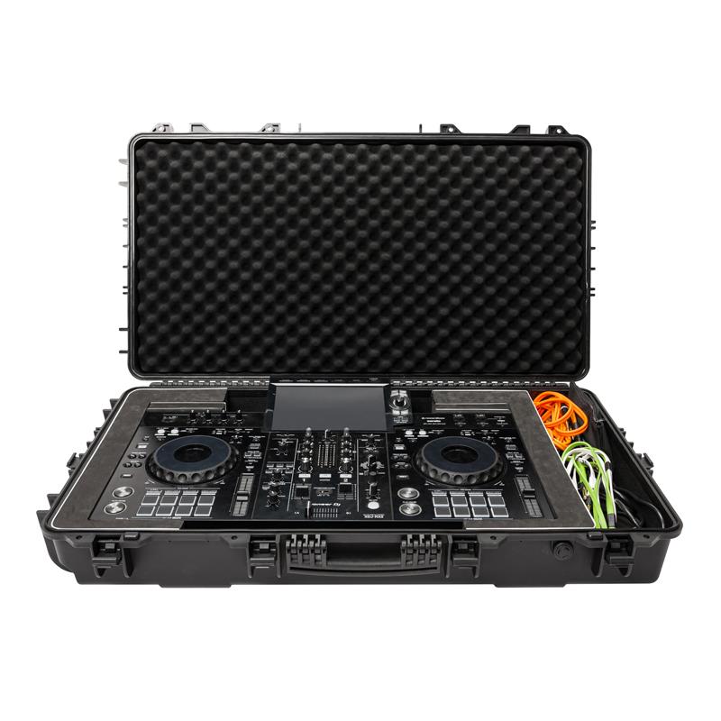 楽器種別：新品MAGMA/新品 商品一覧＞＞DJ機器【25，000円〜55，000円】 商品一覧＞＞DJ用ケース・バッグ/MAGMA 商品一覧＞＞1998年開店 渋谷発・国内最大級DJ機器専門店です！MAGMA FLXGuard DJ-Controller Trolley 【防水・防塵性能に優れたDJコントローラーケース】(マグマ) DJ機器 DJ用ケース・バッグ商品説明★過酷な移動に耐える堅牢設計のDJコントローラーケース★FLXGUARD DJ-CONTROLLER TROLLEYは、DJのために設計された頑丈で移動に最適なDJコントローラー用トローリーケースです。堅牢なインジェクション成型ポリプロピレン（PP）素材を採用し、防水・防塵性能がIP67規格に準拠しているため、過酷な環境でも機材をしっかり守ります。※IP67規格とは、粉塵の侵入を防ぎ一時的な雨などにも耐える防塵・防水性能を示す国際規格です。このトローリーはユニバーサルサイズ設計で、Pioneer DJ XDJ-RX3、DDJ-REV7、DDJ-FLX10、Rane Performerをはじめとする幅広いDJコントローラーを収納可能です。様々なモデルに対応する汎用性を兼ね備えています。内部はカスタマイズ可能な仕様を採用。EVAフォーム製の角と調整可能なフォームストリップにより、コントローラーをしっかりとホールドできます。また、コントローラー底部には4 cm厚のピック＆プラックフォーム層を装備しており、ラップトップPC、スタンド、ケーブルなどのアクセサリー用に好みの収納スペースを作ることができます。FLXGUARD DJ-CONTROLLER TROLLEYはコンパクトかつ軽量設計で、従来の大型ロードケースに比べて洗練されたスタイルと扱いやすさを実現し、の移動の多いプロDJにも最適です。■主な特長移動が多いDJに最適なDJコントローラー用トローリーケースIP67規格対応の防水・防塵構造で優れた耐久性幅広いDJコントローラーに対応するユニバーサルサイズカスタマイズ可能なEVAフォーム内部（角パッド＋調整可能フォーム）4 cmのピック＆プラックフォームでアクセサリー収納スペースを自在に追加ホイール付きで持ち運びが快適大きくかさばるロードケースに代わるスタイリッシュで機能的なデザイン（※対応機種例：XDJ-RX3、DDJ-REV7、DDJ-FLX10、Rane Performer 等）■主な収納対応機種Pioneer DJ：XDJ-RX3、DDJ-REV7、DDJ-REV5、DDJ-FLX10、DDJ-FLX6、DDJ-1000SRT?Rane：Performer、Four、One、One MKII、System OneHercules：Impuls T7Alpha Theta：DDJ-GRV6Denon DJ：SC Live 4、SC Live 2【主な仕様】カラー：ブラック重量：8.3kg外寸：（H × W × D）：101 × 56 × 18.5 cm内寸：（H × W × D）：95.5 × 49.5 × 15.5 cm ／ 85 × 43 × 15 cm（フォーム含む）※商品画像内の機材は付属いたしません。※ケースの仕様は予告なく変更される場合がございます。■初期不良について製造工程で細かなキズやヘコミ、糸のほつれ、汚れが残る場合がございます。また、バック内クッションのマジックテープに剥がれが生じている場合がございます。これらの点は「商品の仕様」とご容赦願います。「使用上問題」のあるもの、のみ初期不良品とさせて頂きます。※店頭、または通信販売にて売却後、敏速な削除は心掛けておりますが、web上から削除をする際どうしてもタイムラグが発生してしまいます。万が一商品が売切れてしまう場合もございますので予めご了承ください。イケベカテゴリ_DJ機器_DJ用ケース・バッグ_MAGMA_新品 SW_MAGMA_新品 JAN:4041212450005 登録日:2026/02/27 DJ関連