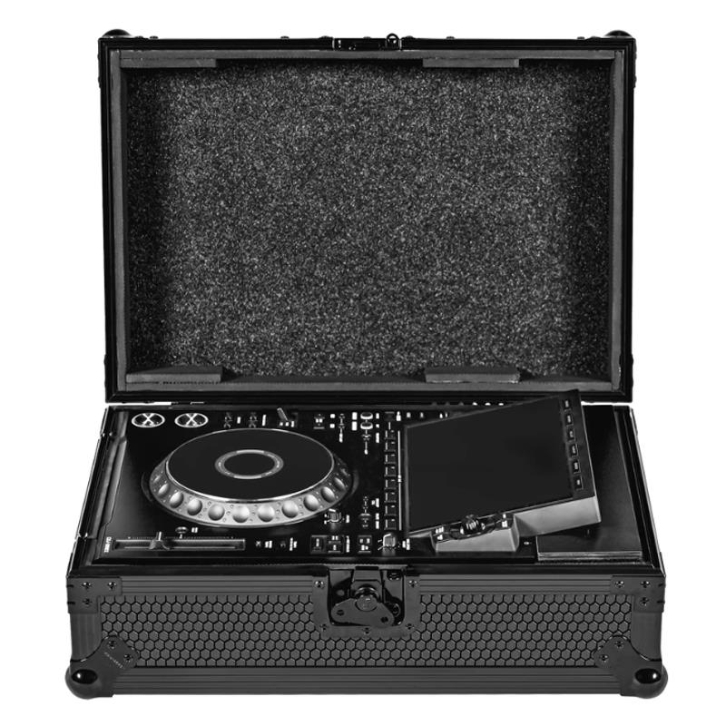 楽器種別：新品UDG/新品 商品一覧＞＞DJ機器【25，000円〜55，000円】 商品一覧＞＞DJ用ケース・バッグ/UDG 商品一覧＞＞1998年開店 渋谷発・国内最大級DJ機器専門店です！UDG U91110BL Ultimate フライトケース CDJ-3000X 【AlphaTheta CDJ-3000X専用ケース】(ユーディージー) DJ機器 DJ用ケース・バッグ商品説明★AlphaTheta CDJ-3000X専用のフライトケース★【ご注意】※こちらの商品は製作工程上、または運搬の際本体や外箱にやむを得ず汚れ、スリキズ、箱ダメージなど発生する場合がございますが、使用の際には影響ございません。あらかじめご了承下さい。---U91110BL Ultimate フライトケースは、AlphaTheta CDJ-3000X専用に設計されたケースです。簡単且つ安全な可搬性だけではなくセッティングも容易に行えるよう設計されています。更に、スタイリッシュさとモダンブラックの外装のコンビネーションで高い品質を提供している外装には厚さ9mmの合板と、六角形のハニカム柄のステージグリップパターンをラミネート。 内装は高密度ダイヤモンドエンボスEVAフォームパッドで保護されており、傷、ほこりや他の衝撃から機材を守ります。ヘビーデューティーなバネ式ハンドルも設けられており、耐久性と共に、実用性に関しても考慮されたケースとなっています。■対応機種AlphaTheta CDJ-3000X■主な特徴・AlphaTheta CDJ-3000X専用の設計・ワッシャー付きの二重アンカリーベット・改良されたパウダーコーティングおよびアルマイト処理されたケース・ダイヤモンドエンボス加工のEVAフォームとカーペット付き保護パッド・リア部に結線、電源用として80mmのスペースを確保・取り外し可能なUDGエンブレムカバー付きのケーブルアクセスホール・9mm厚の合板による頑丈な構造 ・重厚感のあるスプリング式ハンドル・埋め込み式のバタフライ・ツイストロック・積み重ね可能なボールコーナー【主な仕様】カラー : ブラック重量 : 10.2kg外寸 : 56.4 x 38.4 x 21.6 cm内寸 : 42.6 x 34.6 x 15.6 cm※こちらのケースはCDJ-3000X専用となります。CDJ-3000には対応しておりません。■初期不良について製造工程で細かなキズやヘコミが残る場合がございます。外見上の問題は「商品の仕様」とご容赦願います。「使用上問題」のあるもの、のみ初期不良品とさせて頂きます。※商品写真内の機材は付属しません。ケースの製造過程上、ケース本体に汚れ、傷などが見受けられる場合がございます。あらかじめご了承ください。また、製品の仕様は予告なく変更され、細部が画像と異なる場合がございます。---※店頭、または通信販売にて売却後、敏速な削除は心掛けておりますが、web上から削除をする際どうしてもタイムラグが発生してしまいます。万が一商品が売切れてしまう場合もございますので予めご了承ください。イケベカテゴリ_DJ機器_DJ用ケース・バッグ_UDG_新品 SW_UDG_新品 JAN:8720908562029 登録日:2026/04/15 DJアクセサリ