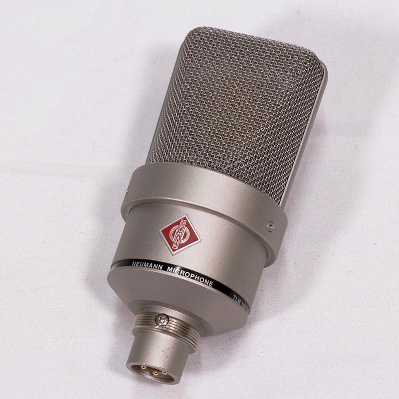 楽器種別：ユーズドNEUMANN/ユーズド 商品一覧＞＞レコーディング【75，000円〜145，000円】 商品一覧＞＞マイク/コンデンサーマイク/NEUMANN 商品一覧＞＞1998年開店 渋谷発・国内最大級DJ機器専門店です！NEUMANN USED 中古 TLM 103 (ノイマン)(TLM103)(単一指向性・ラージダイヤフラム・コンデンサーマイク) レコーディング マイク商品説明■商品の状態：使用感あり・細かな擦り傷があります。■付属品・元箱・純正木箱・マイクホルダー■保証期間：店頭保障1ケ月-----モダンクラシックかつ『U 87』を踏襲したトランスレスカーディオイドコンデンサーマイクロフォン！■製品の特長・クラシックなU 87マイクを踏襲したラージダイヤフラムカプセル・存在感を高めたバランスのとれたサウンド・カーディオイドパターン・高いSPL能力を持つトランスレス回路・極めて低い自己雑音：わずか7 dB-A・豪華木製化粧箱に梱包／マイク・ホルダー付属。※サスペンションは別売となります。専用サスペンション：EA1 / EA4コンパクトなボディーに包まれたラージ・ダイアフラム、極めてノイズの少ないトランスレス回路。その仕上がりが、そしてサウンドが「ノイマン」たる所以。 ボーカル／楽器の録音に、ワンランク上のクオリティーを提供致します。 スタジオ・クオリティーをパーソナルでも！お薦めです！-----TLM 103は、ノイマンの歴史の中で最も大きな成功を収めた製品の一つです。その純粋でクリアなサウンドは、クラシックな U 87 の現代版です。TLM 103 は緩やかなプレゼンスブーストが可能なトランスレスカーディオイドコンデンサーマイクロフォンで、息をのむような明瞭さと超低ノイズの極めてダイレクトなサウンドを実現。TLM 103 は現代のスタジオマイクロフォンの判断基準となっています。TLM 103 のクラシックな先細りのヘッドグリルデザインは、ひと目で Neumann と分かる外観を呈しています。TLM 103 はNeumann U 87 のK 67 / 87 のカプセルを踏襲したマイクロフォンですが 5 kHz 以上の周波数で幅広いプレゼンスブーストが可能になっており、U 87に比べわずかに現代的なボイシングとなっています。非常にダイレクトでありながら洗練されたサウンドはボーカルやソロ楽器には理想的で、苦労なく際立つミックスができます。TLM 103 は、技術的なパフォーマンスの新たなスタンダードにもなりました。7 dB（ A ）という驚くほど低いセルフノイズで、現在もっともノイズのないマイクロフォンのひとつとなっています。そして感度は 23 mV/Pa となっており、安価なプリアンプやオーディオインターフェース、年代物のチューブを使用する際も、超低ノイズを実現。それと同時に、TLM 103 は最大 138 dB という非常に大きな音圧レベルもプリアッテネーションなしに扱うことができます。ダイナミックレンジは 131 dB と広大で、ささやき声からとどろくようなバスドラムまで、ノイズや歪みなしに捉えることができ、非常に扱いやすいスタジオマイクロフォンとなります。ほかの Neumann TLM シリーズと同様、TLM 103 はトランスレスの回路で動作し、伝送損失を最小限に抑えると共に、非常に直接的で色づけのないオリジナルに忠実なサウンドと、信号レベルが最大であってもクリアでパワフルな低域の応答を保証します。TLM 103 は主にプロジェクトスタジオや放送向けに設計されたマイクロフォンですが、その驚くべき性能の高さから、スピーチやボーカル、ドラム、ギターアンプ、ピアノといった用途にも使用可能。TLM 103 はクラシックのレコーディングにおけるスポットマイクロフォンとして、チェロやダブルベースにもよく用いられています。【製品の仕様】指向性パターン：カーディオイド周波数レンジ20 Hz...20 kHz 1 kohm、1 kHzでの感度21 mV/Pa定格インピーダンス：50 ohm定格負荷インピーダンス：1000 ohm等価 SPL CCIR 468-317.5 dB等価 SPL DIN/IEC 6517 dB-AS/N 比 CCIR 468-376.5 dBS/N 比 DIN/IEC 65187 dB 最大 SPL　THD 0.5%138 dB最大出力電圧：13 dBuマイクロフォンアンプのダイナミックレンジ：DIN/IEC 651131 dB 供給電圧48 V ± 4 V電流消費量：3 mA整合するコネクター：XLR 3F重量：約500 g直径：60 mm長さ：132 mmイケベカテゴリ_レコーディング_マイク_コンデンサーマイク_NEUMANN_ユーズド SW_NEUMANN_ユーズド JAN:2500130854545 登録日:2026/03/10 マイク コンデンサーマイク コンデンサマイク レコーディングマイク ノイマン のいまん