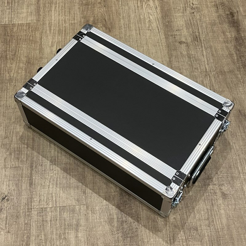 楽器種別：新品Ikebe Original/新品 商品一覧＞＞エフェクター【10，000円〜30，000円】 商品一覧＞＞エフェクトボード・ラックケース/ラックケース/Ikebe Original 商品一覧＞＞1998年開店 渋谷発・国内最大級DJ機器専門店です！Ikebe Original 【EXCEL】レザー製ラックケース【H-3U / 220mm】 エフェクター エフェクトボード・ラックケース商品説明ケースメーカー「PLUSE」で製造を行っているEXCELブランドのレザー製ラックケース。板材はFRP材に比べ剛性は落ちますが軽量さがポイントで、金具類はPLUSE社で用意された丈夫な部品を使用し組み上げられています。※ラックビス4本付属3U:奥行き 本体220mm + 表蓋55mm + 裏蓋55mm外寸奥行き470mmイケベカテゴリ_エフェクター_エフェクトボード・ラックケース_ラックケース_Ikebe Original_新品 SW_Ikebe Original_新品 JAN:2560000008904 登録日:2009/09/29 エフェクトボード エフェクトケース エフェクターケース