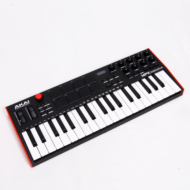 楽器種別：ユーズドAKAI/ユーズド 商品一覧＞＞DTM【5，000円〜20，000円】 商品一覧＞＞MIDI関連機器/MIDIキーボード/AKAI 商品一覧＞＞1998年開店 渋谷発・国内最大級DJ機器専門店です！AKAI USED 中古 MPK mini Plus (アカイ)(MIDIキーボード)(37鍵)(パッド付) DTM MIDI関連機器商品説明■商品の状態：使用感あり：角度により発見可能な細かな傷■付属品・元箱・説明書・USBケーブル※中古商品のため、ソフトウェアは付属いたしません。■保証期間：店頭保障1ケ月-----【製品の特長】★豊富な接続端子を備えた37 鍵USB MIDI キーボード・コントローラーMPK mini キーボードシリーズは、世界中のプロデューサーやビートメイカーに支持され、音楽制作の可能性を広げました。その革新的な技術をベースにデザインされたニューモデルのMPK mini plus は、コンパクトな3オクターブ・サイズのMIDI キーボードながら、表現力豊かなパフォーマンスを実現する操作性と、あらゆるハードウェアを統合する接続性を備え、クリエイティブな音楽制作がすぐに始められる次世代のパフォーマンス・ツールとして機能します。●MPK mini plus に搭載されたMPCスタイルの8個のベロシティ対応RGBバックライト付きパッドによるダイナミックなビート演奏やドラム・プログラミングに加え、8つのアサイナブル・ロータリーノブで、各パラメーターの変更、パン/ オートメーション / フィルター、各種エフェクトのコントロール等、様々な機能を深く制御することができます。 さらにMPK mini キーボード・シリーズでは初となる専用のトランスポート・コントロールが搭載された事で、PCでの操作に頼らずにDAW上の再生 / 停止 / 録音 / ループ / ロケーターを素早くコントロールし、スムーズかつクリエイティブなワークフローを実現します。●MPK mini plusは、メロディとハーモニーの演奏をダイナミックにとらえる第2世代キーベッドを備えた37 鍵盤を搭載しています。 広いベロシティレンジと優れたレスポンスを備えた3オクターブ・フルレンジのキーボードは、両手でのコード演奏やアルペジオ・ソロ、サウンドスケープの全てを表現します。 MPK mini plusでは、従来のXY ジョイスティック・コントローラーに加え、ピッチベンドとモジュレーション・ホイール・コントローラーも搭載しており、無限の表現力を引き出す事ができます。●スタンドアローンでの音楽制作も可能な MPK mini plusは新しいポリフォニック・64ステップ・シーケンサーを搭載し、アイデアや閃きを即座に形にします。 専用ドライバーを必要とせず接続してすぐ使用できるUSB クラス・コンプライアントに対応、外部MIDI 機器との接続用に5ピンDIN-MIDI IN/OUT 端子、モジュラー・シンセとの接続にはCV/Gate、Clock端子、さらにサステインペダル用端子も完備。 これからクリエイティブな音楽制作を始めたい方にも、スタジオ機材との接続にも、MPK mini plusはあらゆるニーズに対応します。●MPCワークフローのもっとも優れた部分を取り入れた付属MPC Beatsソフトウェアは、何千ものサウンド/ ドラムサンプル/ ループ/ プラグイン・インストルメントを収録。 第2世代キーベッドを備えたMPK mini plusの37 鍵盤により、ElectricやTubesynth等のMPCプラグイン・インストゥルメントは、より幅広いサウンド・レンジで生き生きとしたサウンドを奏でる事ができます。 さらにMPK mini plusをスタンドアローンMPCデバイスと接続すれば、MellotronやHypeのプラグインをコントロールする事もできます。●MPK mini plusは3オクターブ・フルレンジのキーボードでありながら、メッセンジャーバッグに収まるサイズ感で、お気に入りの音楽制作アイテムやラップトップと一緒に気軽に持ち出してどこでも音楽制作を始める事ができます・37鍵第第2世代キーベッド・トランスポート・コントロールボタン・セクション・ダイナミックなMIDIコントロールを実現するジョイスティック型XYコントローラー・8つのRGBバックライト付MPCスタイルパッド・ピッチベンドホイール/ モジュレーションホイール・内蔵ステップ・シーケンサー・CV/Gate 端子【製品の仕様】●接続端子：・USB Type-Bポート・CV/Gate(Pitch/Gate/Mod)出力端子(3.5mm)・Clock入出力端子(3.5mm)・5ピンDIN MIDI入出力端子・サステイン入力端子●電源 (W x D x H)：USBバスパワー（電源付USBハブも使用可）●サイズ (W x D x H)：45.11 x 18.0 x 5.2cm●重量：1.26kgイケベカテゴリ_DTM_MIDI関連機器_MIDIキーボード_AKAI_ユーズド SW_AKAI_ユーズド JAN:2500120813736 登録日:2026/01/08 MIDIコントローラー アカイ 赤井